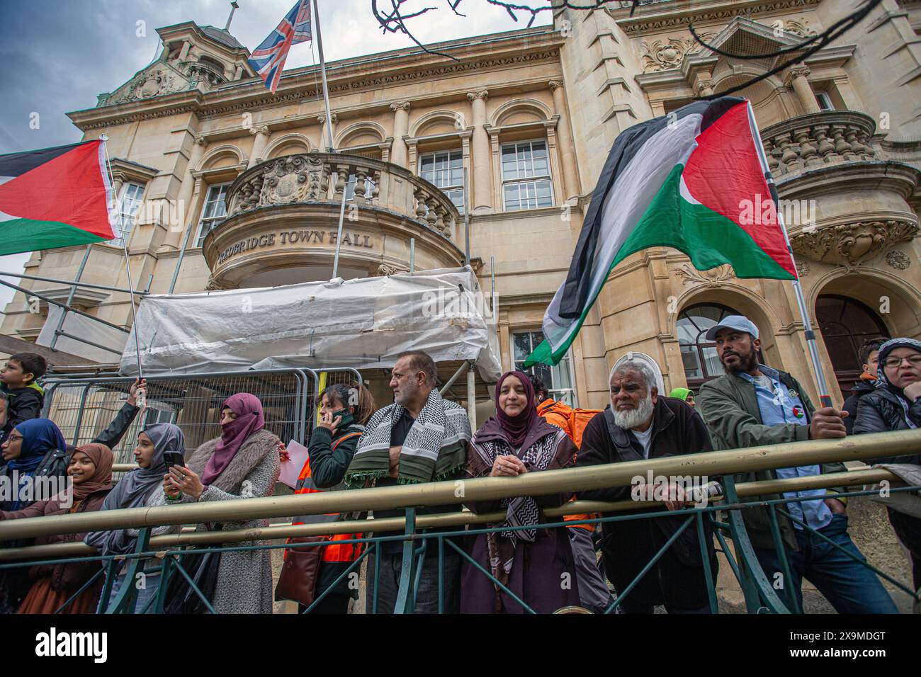Londra, Regno Unito. 1° giugno 2024.Ilford North, fuori dal municipio di Redbridge, si riunisce per una manifestazione che chiede la fine immediata del genocidio a Gaza e la vendita di armi a Israele e per sanzioni internazionali contro Israele e la libertà per la Palestina. Leanne Mohamad si candiderà contro la segretaria ombra della salute nelle prossime elezioni generali in mezzo alla rabbia per la posizione laburista Israele-Gaza. Horst Friedrichs/Alamy Live News Foto Stock