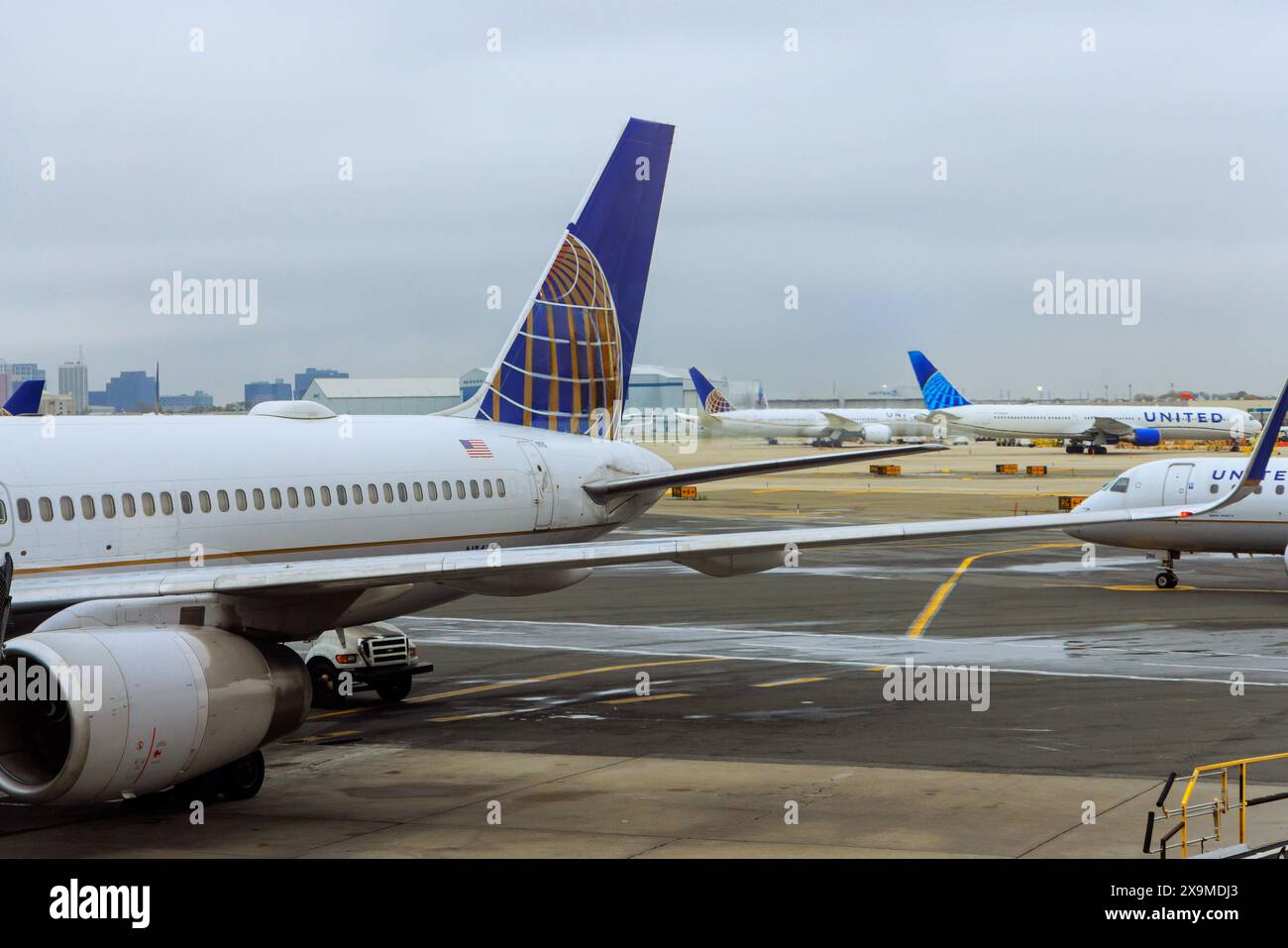 30 ottobre 2023 EWR Newark NJ US United Airlines aereo atterrando sulla pista di un aeroporto a procedendo verso il terminal Foto Stock