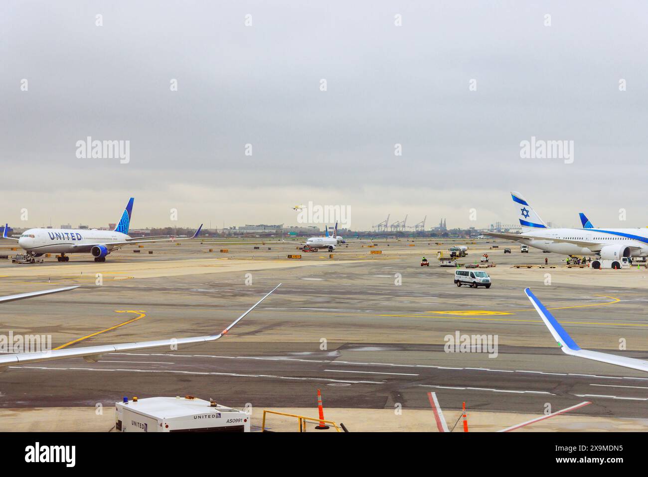 30 ottobre 2023 EWR Newark NJ US United Airlines aereo atterrando sulla pista in un aeroporto che procede verso il terminal Foto Stock