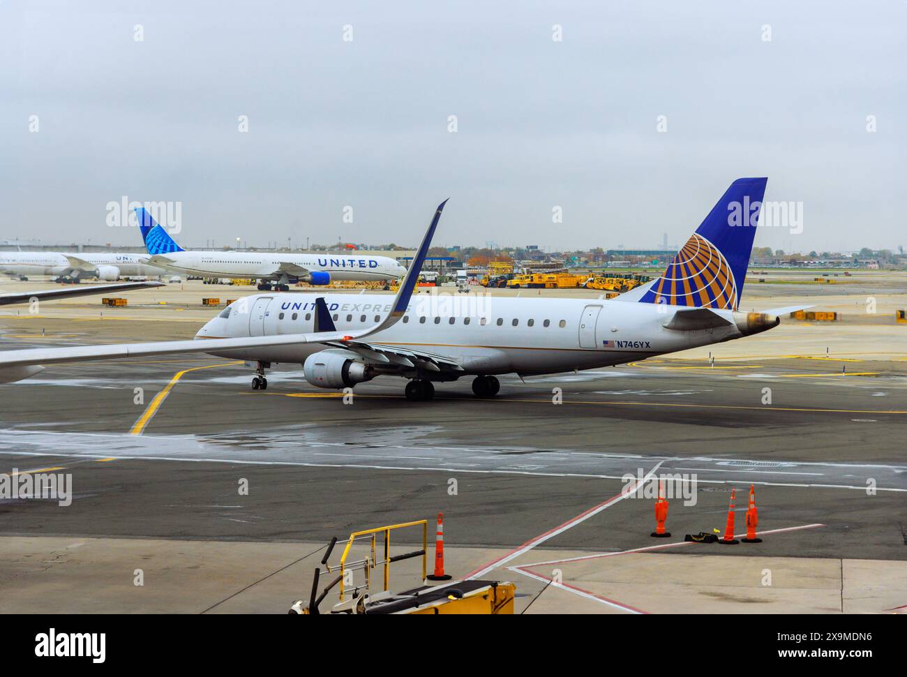 30 ottobre 2023 EWR Newark NJ US dopo l'atterraggio in aeroporto, taxi aerei al terminal sulla pista United Airlines Aircraft Foto Stock