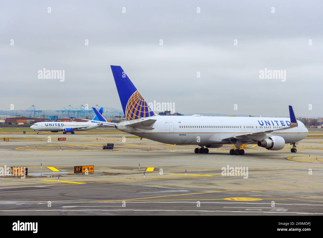 30 ottobre 2023 EWR Newark NJ US dopo l'atterraggio in aeroporto, gli aerei taxi al terminal sulla pista United Airlines Aircraft Foto Stock