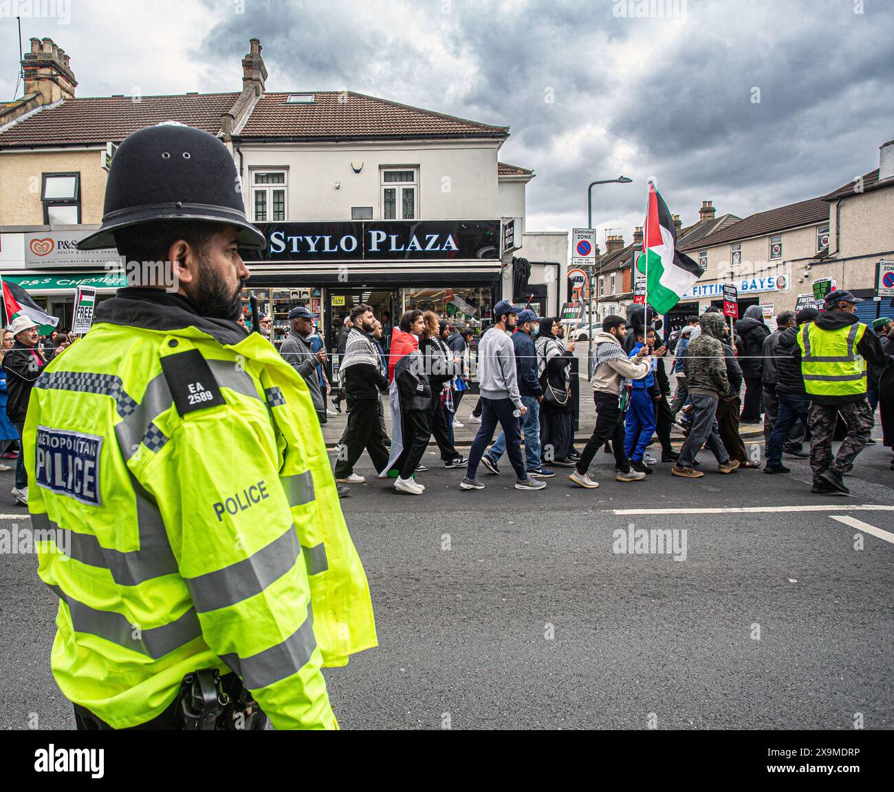 Londra, Regno Unito. 1° giugno 2024.Ilford North Metropolitan Police durante una manifestazione che chiede la fine immediata del genocidio a Gaza e la vendita di armi a Israele e sanzioni internazionali contro Israele e la libertà per la Palestina. Leanne Mohamad si candiderà contro la segretaria ombra della salute nelle prossime elezioni generali in mezzo alla rabbia per la posizione laburista Israele-Gaza. Horst Friedrichs/Alamy Live News Foto Stock