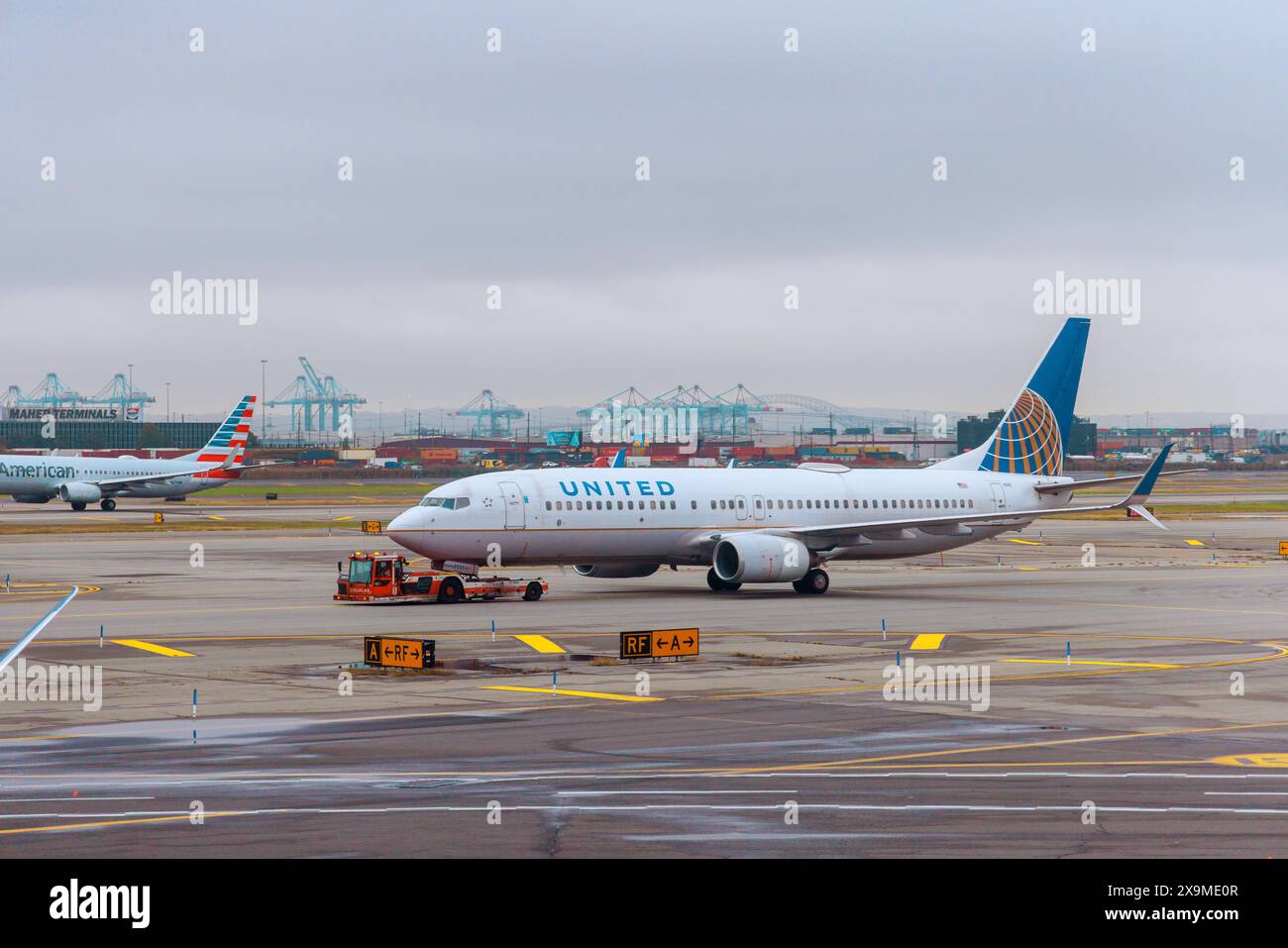 30 ottobre 2023 EWR Newark NJ US un aereo taxi in pista dopo l'atterraggio in aeroporto per raggiungere il terminal degli aerei United Airlines Foto Stock