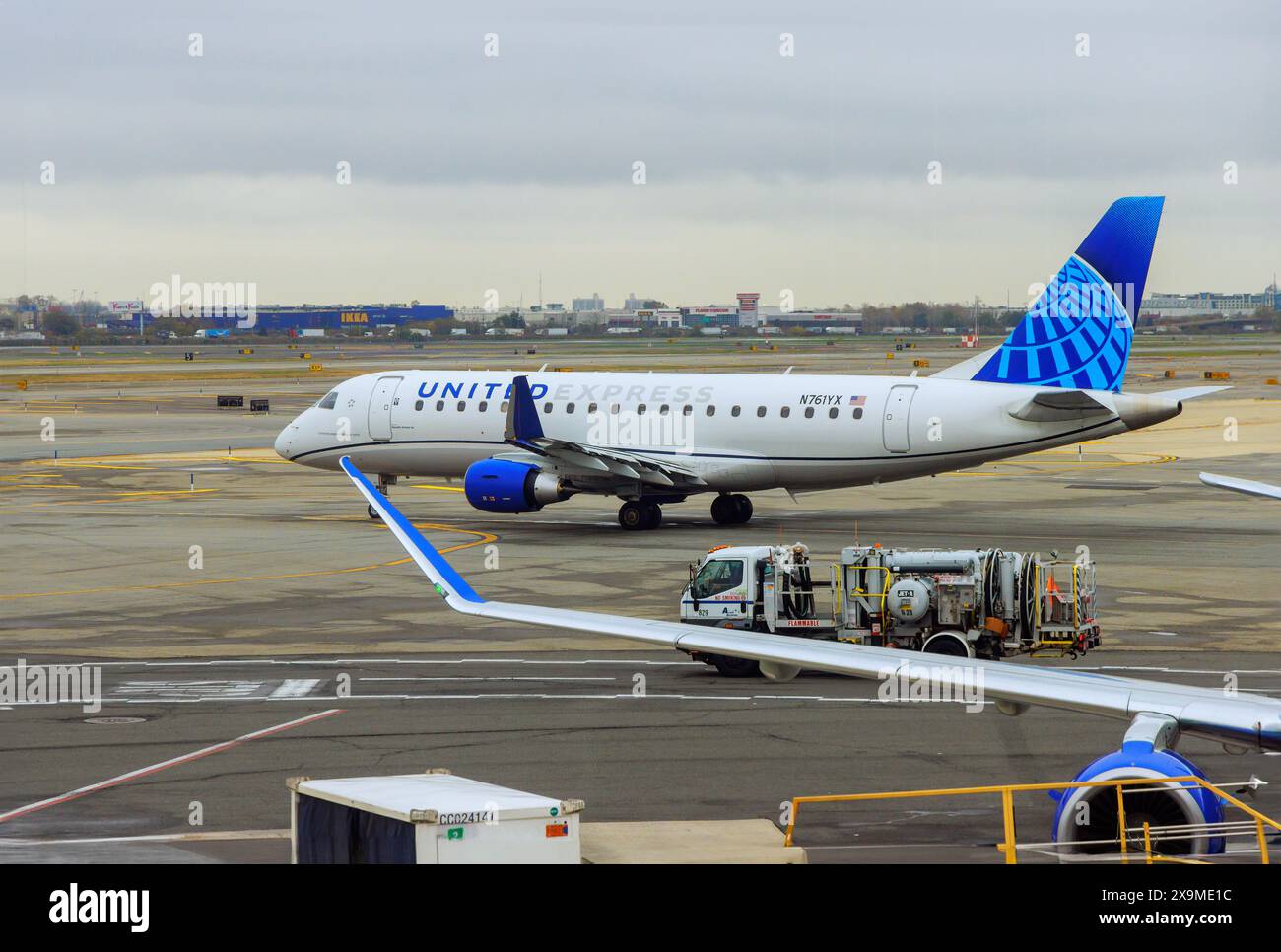 30 ottobre 2023 EWR Newark NJ US United Airlines aereo atterraggio sulla pista dall'aeroporto al terminal Foto Stock