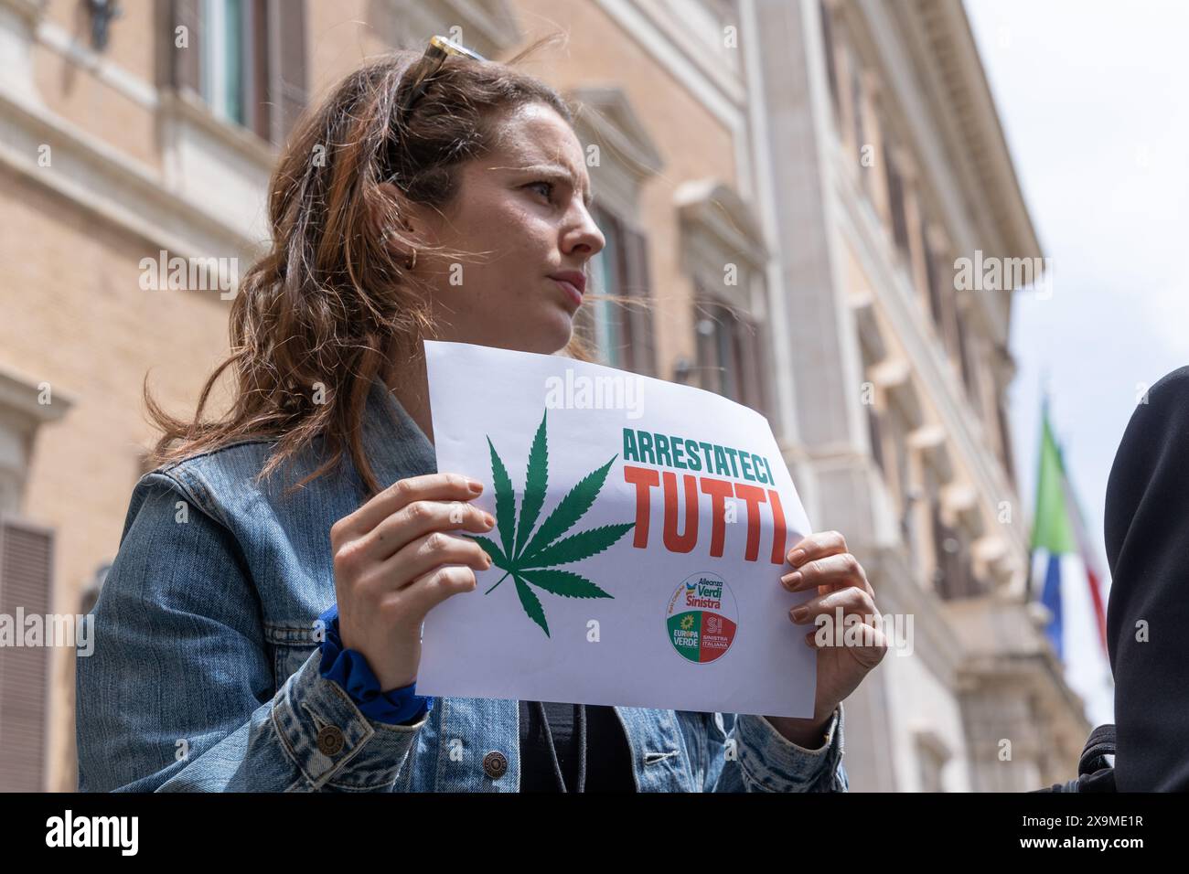 Roma, Italia. 30 maggio 2024. I deputati di "Allenza Verdi e sinistra" mostrano un cartello con la scritta "Arrestateci tutti" di fronte a Palazzo Montecitorio. Flashmob a Roma di fronte al Palazzo Montecitorio organizzato da alcuni parlamentari di Alleanza Verdi e sinistra per protestare contro l'emendamento presentato dal deputato della Lega Igor Iezzi che prevede due anni di carcere per chi indossa magliette o mostra immagini con il logo della cannabis. (Foto di Matteo Nardone/Pacific Press/Sipa USA) credito: SIPA USA/Alamy Live News Foto Stock