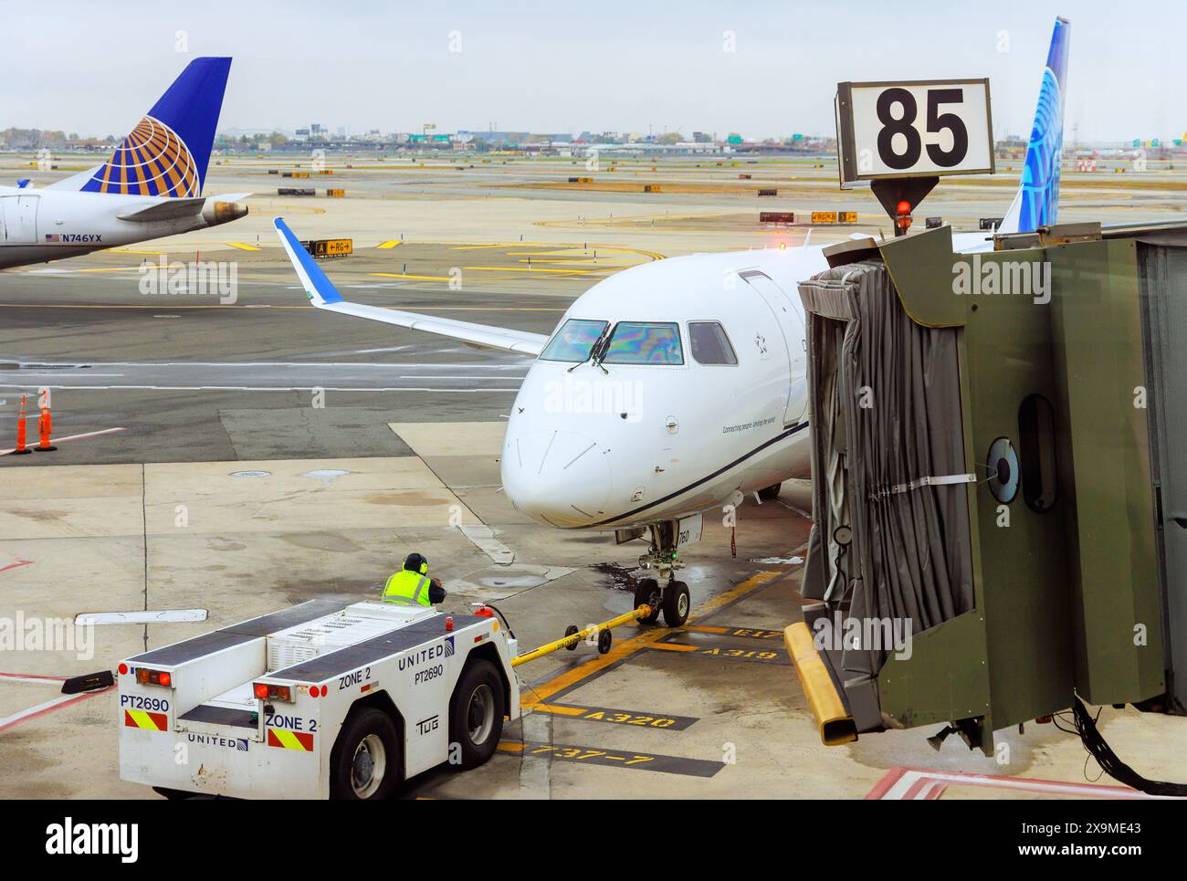 30 ottobre 2023 EWR Newark NJ US United Airlines controllo delle condizioni degli aeromobili prima del volo, esecuzione della manutenzione aeroportuale Foto Stock