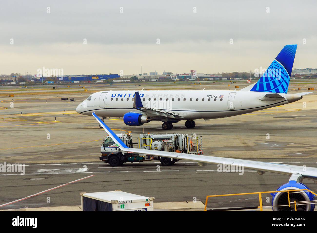 30 ottobre 2023 EWR Newark NJ US dopo l'atterraggio in aeroporto, i taxi aerei si dirigono verso il terminal tramite la pista United Airlines Aircraft Foto Stock