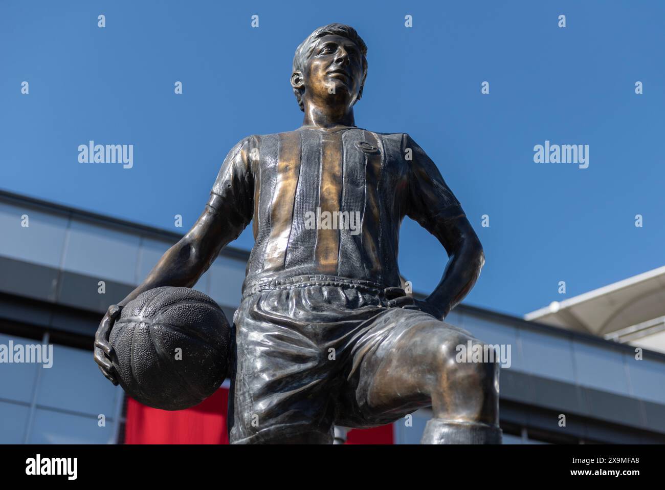 ISTANBUL, TURCHIA - 31 MAGGIO 2024: Statua di CAN Bartu, il leggendario calciatore del Fenerbahce. Foto Stock