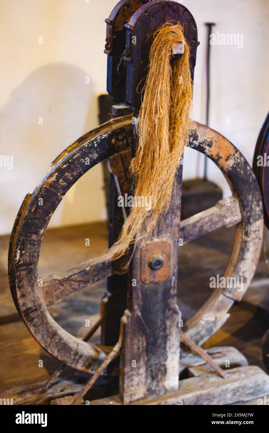 Antico, ruota rotante, lana, fibra, tradizionale, rustico, vintage, legno, artigianato, artigianato, heritage, tessile, filati Foto Stock