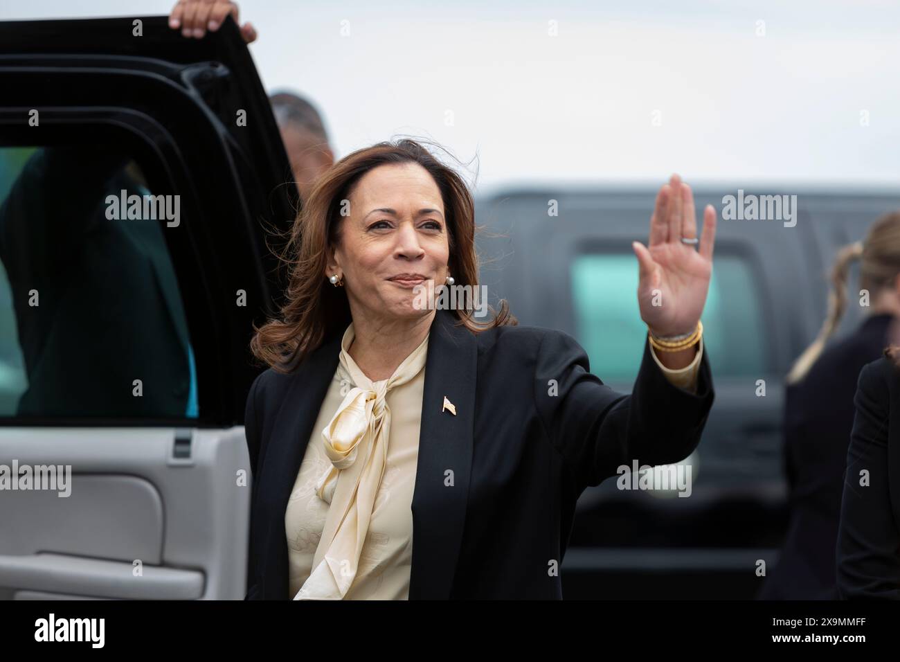 Seattle, Washington, Stati Uniti. 1 giugno 2024. Il vicepresidente Kamala Harris arriva al Boeing Field. Harris sta facendo una breve sosta in città per partecipare agli eventi di raccolta fondi per la campagna di rielezione di Biden-Harris 2024. Crediti: Paul Christian Gordon/Alamy Live News Foto Stock