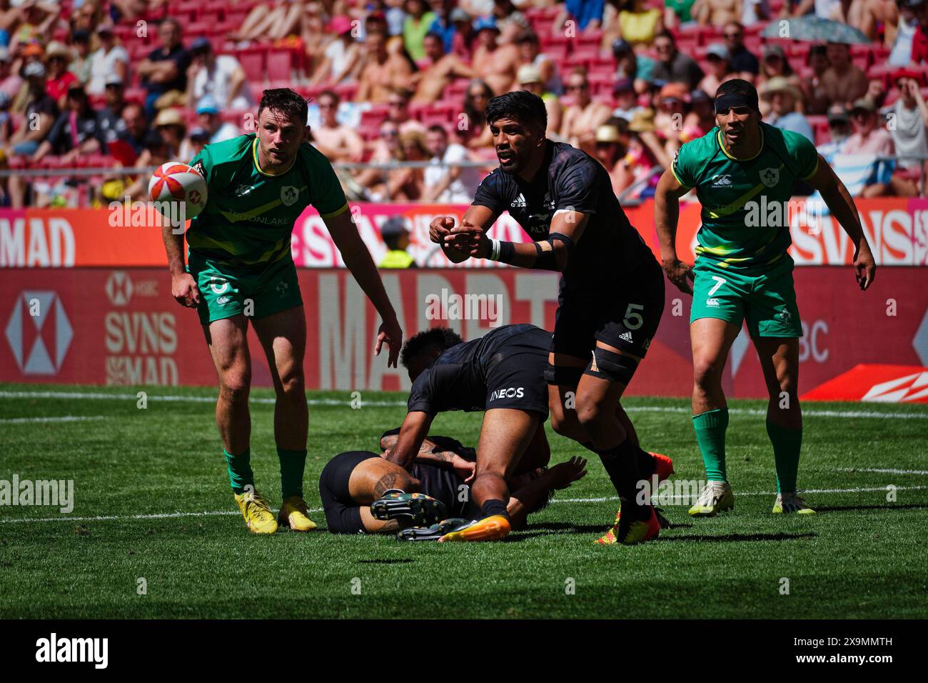 Madrid, Spagna. 1 giugno 2024. Finale del Campionato Rugby Sevens 2° giorno. PISCINA MASCHILE CAMPIONATO PISCINA B, Irlanda 7s vs nuova Zelanda 7s Questo weekend, squadre di tutto il mondo si sfidano nell'attesissima finale del campionato di rugby Sevens, mettendo in mostra velocità, abilità e strategia in un torneo frenetico ed emozionante. Ci si aspetta che gli spettatori riempiano gli stand, creando un'atmosfera elettrica nel locale. Crediti: Enriquepsans/Alamy Live News Foto Stock