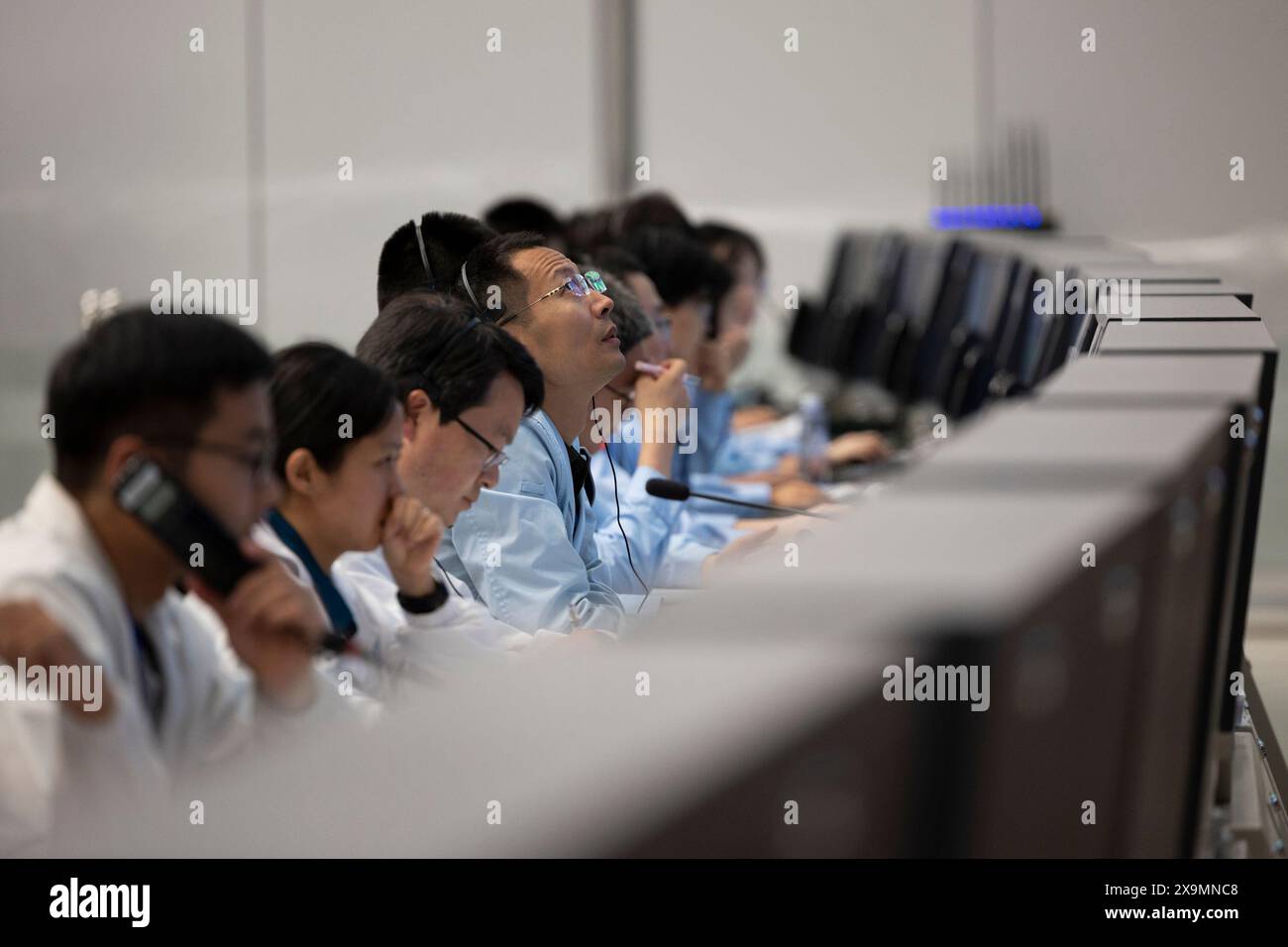 (240602) -- PECHINO, 2 giugno 2024 (Xinhua) -- lavoro del personale tecnico presso il Beijing Aerospace Control Center (BACC) di Pechino, capitale della Cina, 2 giugno 2024. Il cinese Chang'e-6 è atterrato sul lato opposto della luna domenica mattina e raccoglierà campioni da questo terreno raramente esplorato per la prima volta nella storia umana, ha annunciato la China National Space Administration (CNSA). Supportata dal satellite Queqiao-2, la combinazione lander-ascendente della sonda Chang'e-6 atterrò con successo nell'area di atterraggio designata alle 6:23 (ora di Pechino) nel Polo Sud-Aitken ( Foto Stock