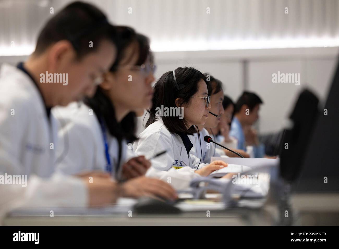 (240602) -- PECHINO, 2 giugno 2024 (Xinhua) -- lavoro del personale tecnico presso il Beijing Aerospace Control Center (BACC) di Pechino, capitale della Cina, 2 giugno 2024. Il cinese Chang'e-6 è atterrato sul lato opposto della luna domenica mattina e raccoglierà campioni da questo terreno raramente esplorato per la prima volta nella storia umana, ha annunciato la China National Space Administration (CNSA). Supportata dal satellite Queqiao-2, la combinazione lander-ascendente della sonda Chang'e-6 atterrò con successo nell'area di atterraggio designata alle 6:23 (ora di Pechino) nel Polo Sud-Aitken ( Foto Stock