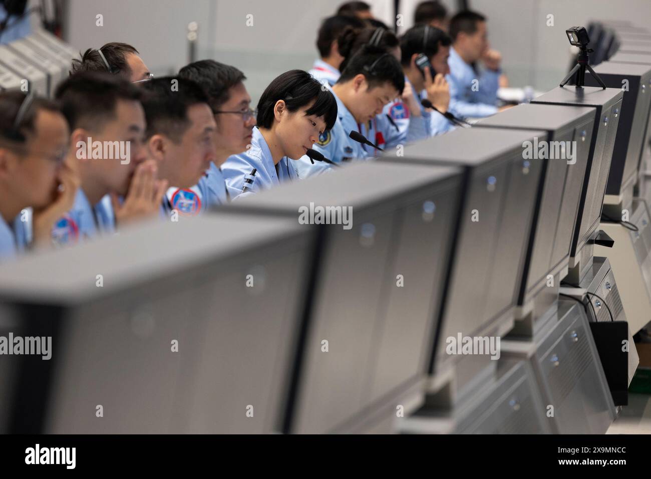 (240602) -- PECHINO, 2 giugno 2024 (Xinhua) -- lavoro del personale tecnico presso il Beijing Aerospace Control Center (BACC) di Pechino, capitale della Cina, 2 giugno 2024. Il cinese Chang'e-6 è atterrato sul lato opposto della luna domenica mattina e raccoglierà campioni da questo terreno raramente esplorato per la prima volta nella storia umana, ha annunciato la China National Space Administration (CNSA). Supportata dal satellite Queqiao-2, la combinazione lander-ascendente della sonda Chang'e-6 atterrò con successo nell'area di atterraggio designata alle 6:23 (ora di Pechino) nel Polo Sud-Aitken ( Foto Stock