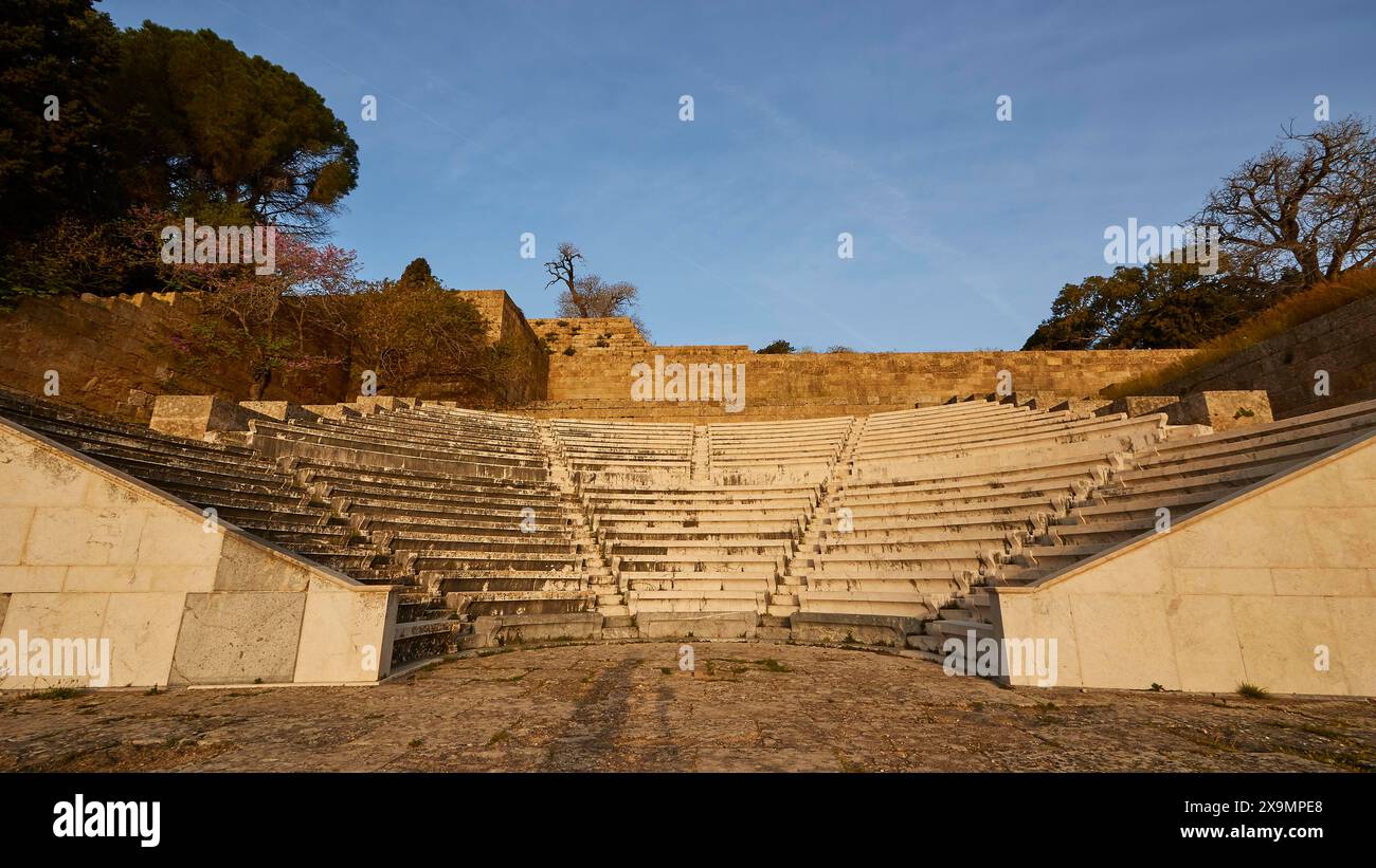 Antico anfiteatro con gradini in pietra, catturato alla luce del mattino, sito archeologico, Rodi, Rodi, Dodecaneso, isole greche Foto Stock