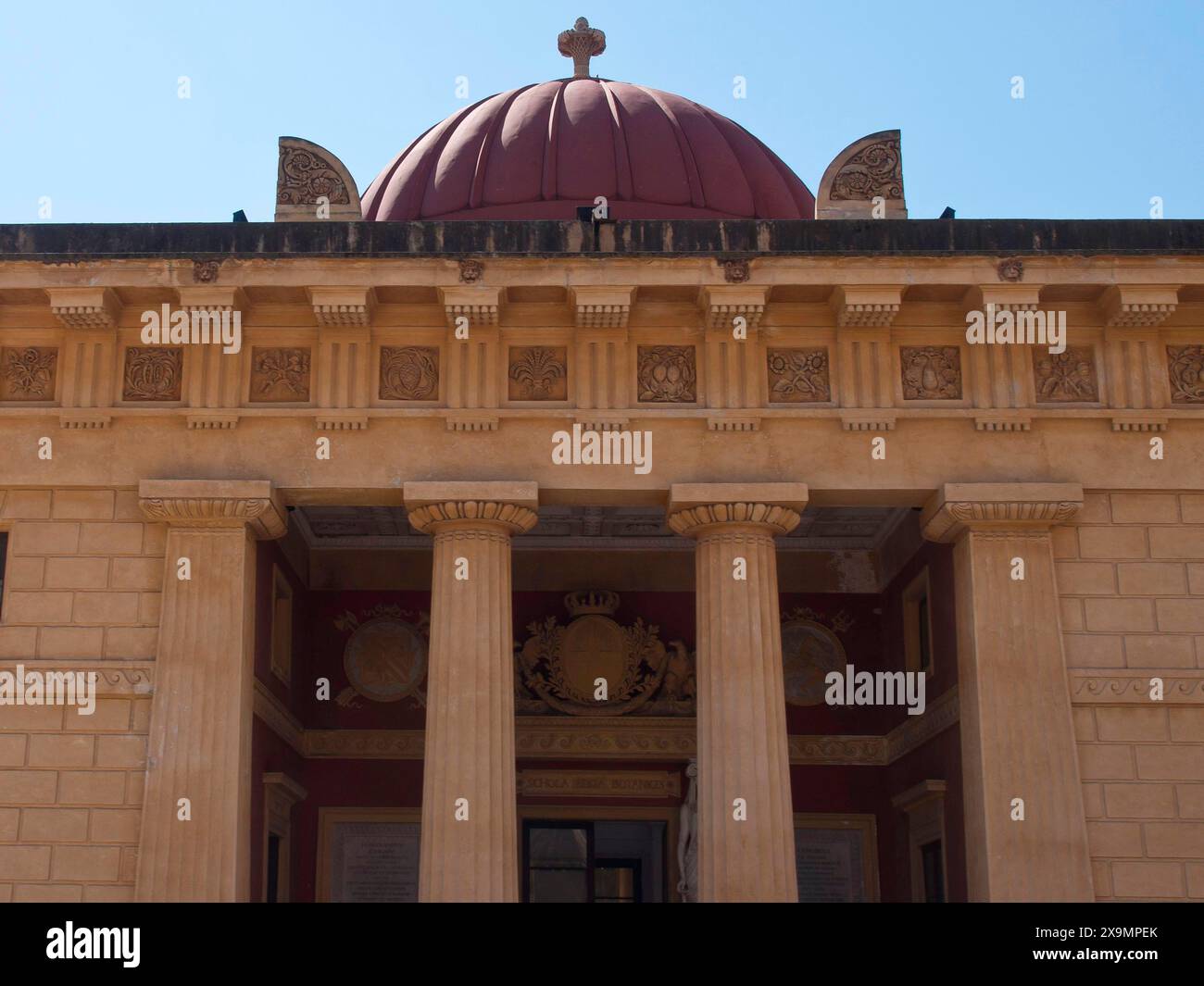 Un'imponente facciata con colonne e una cupola sullo sfondo, palermo in sicilia con un'imponente cattedrale, monumenti e vecchie case con Foto Stock