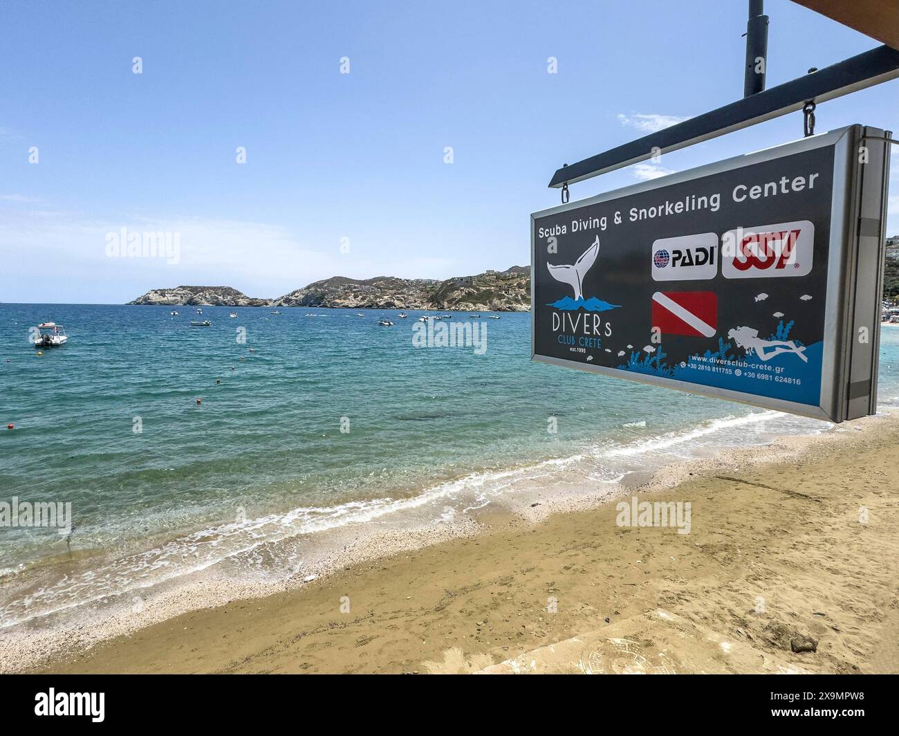Insegna della base del centro immersioni per subacquei ricreativi sulla spiaggia del resort di vacanze Agia Pelagia sul Mar Egeo Mar Egeo Mediterraneo Foto Stock