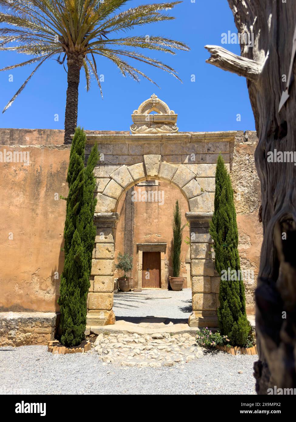 Vista della porta Tor accesso all'edificio nell'ala nord dell'ala nord del monastero di Arkadi con la storica sala da pranzo, patrimonio dell'umanità dell'UNESCO, ortodossa Foto Stock