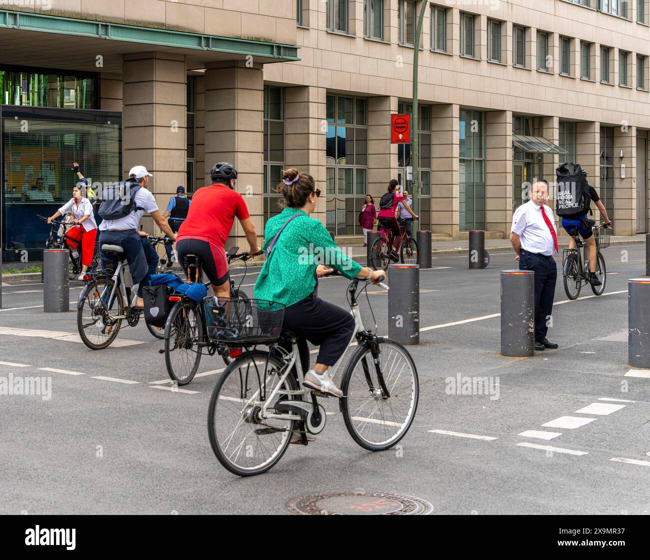 Visita di stato all'Hotel Adlon, cordone della polizia all'incrocio tra Unter den Linden e Wilhelmstrasse, Berlino, Germania Foto Stock