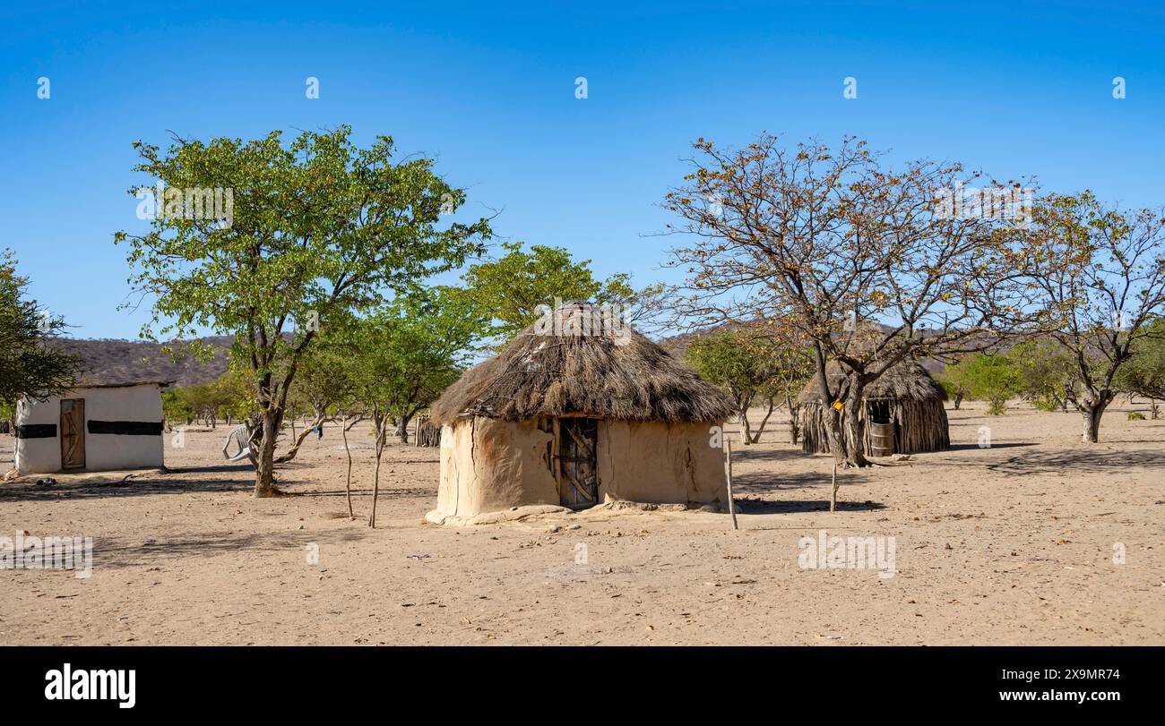 Capanne di fango in un villaggio degli Hakaona, tribù angolana degli Hakaona, vicino a Opuwo, Kunene, Namibia Foto Stock