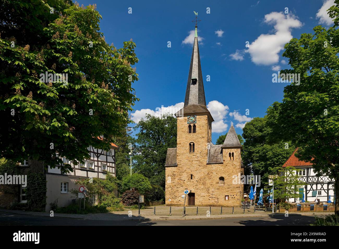 La chiesa del villaggio nel centro storico di Wengern, la città di Wetter (Ruhr), la regione della Ruhr, la Renania settentrionale-Vestfalia, Germania Foto Stock