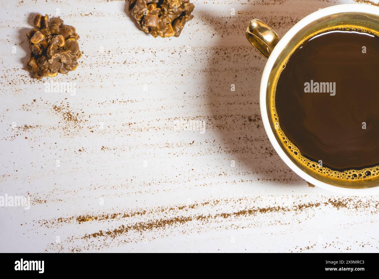 Caffè in una tazza elegante con biscotti al cioccolato, su sfondo bianco. Foto Stock