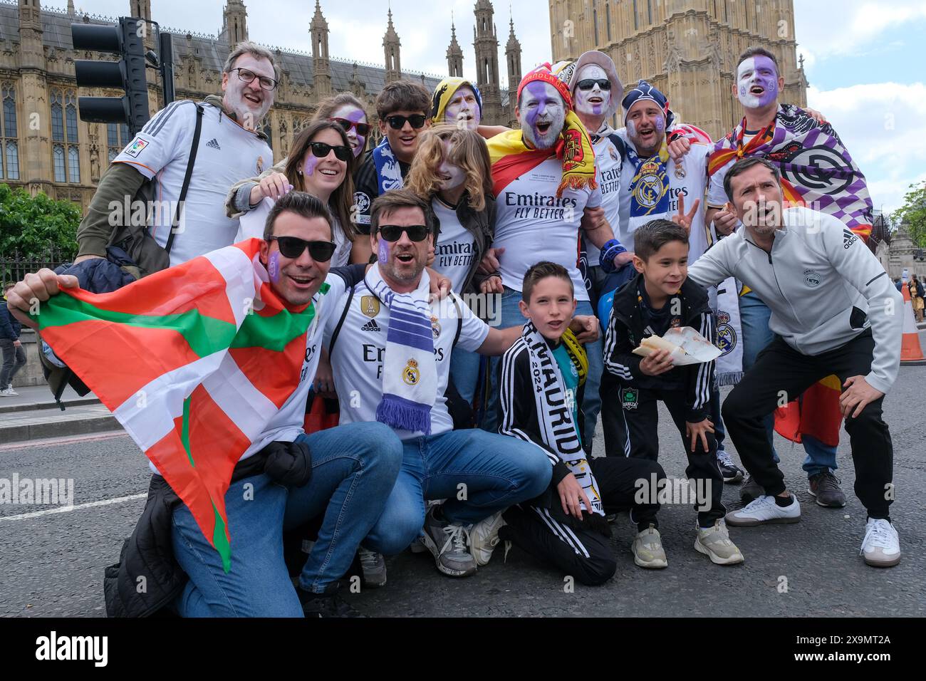 Londra, Regno Unito, 1 giugno 2024. I tifosi del Real Madrid posano per le foto sul ponte di Westminster prima della finale di Champions League contro il Borussia Dortmund allo stadio di Wembley. Credito: Fotografia dell'undicesima ora/Alamy Live News Foto Stock