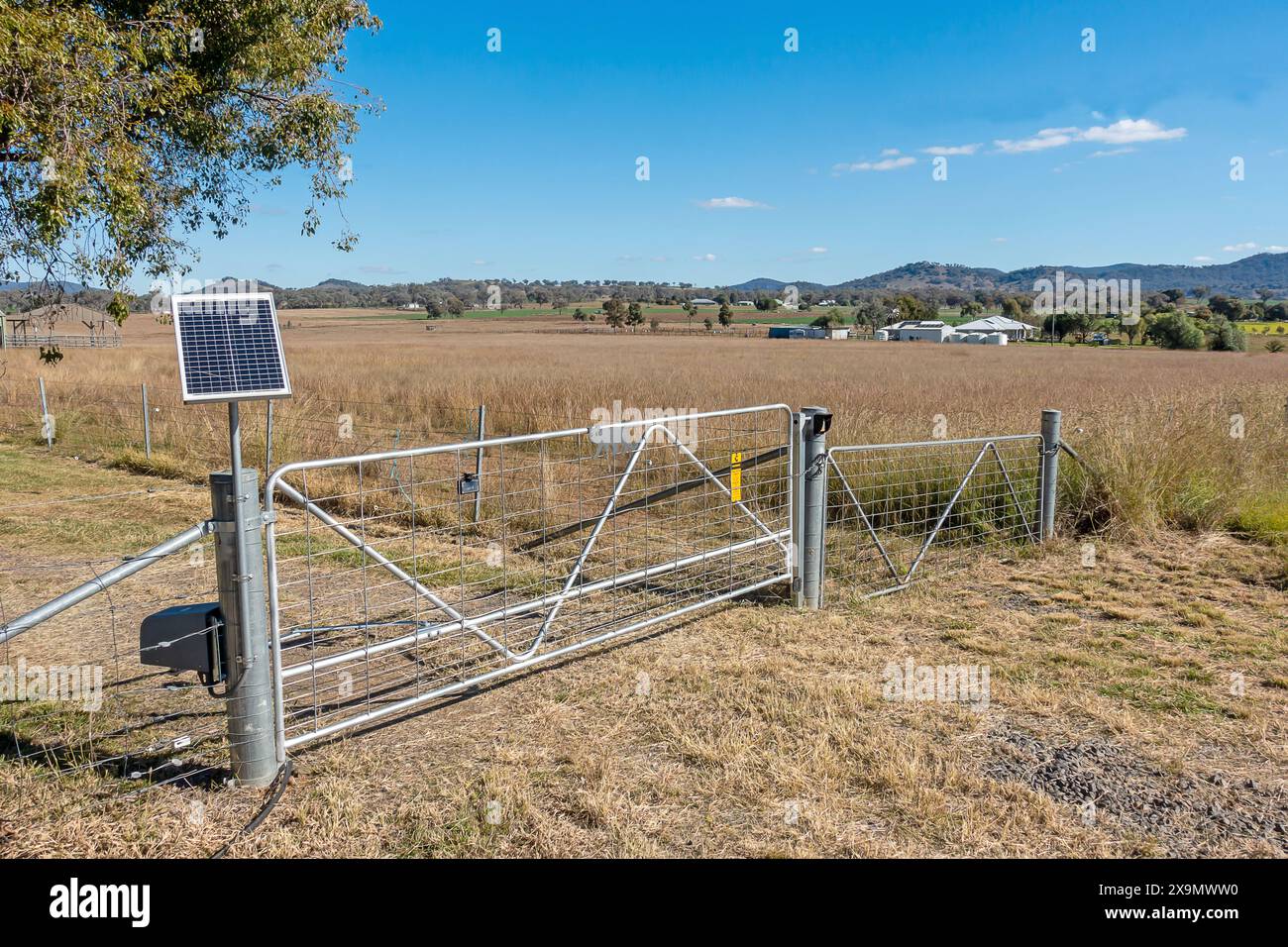 Cancello della fattoria a energia solare vicino a Tamworth, NSW Australia. Foto Stock