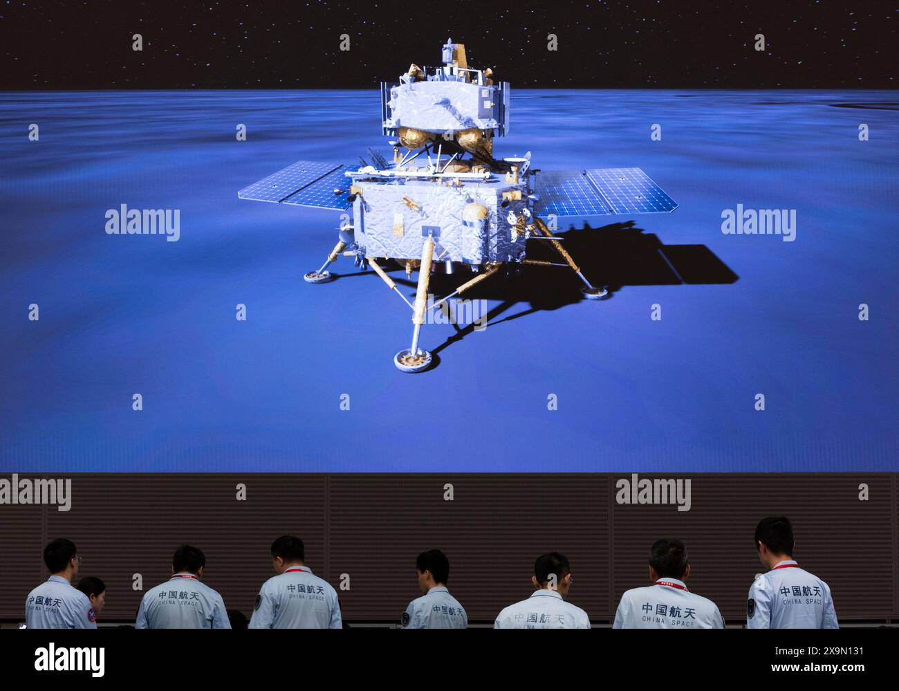 (240602) -- PECHINO, 2 giugno 2024 (Xinhua) -- lavoro del personale tecnico presso il Beijing Aerospace Control Center (BACC) di Pechino, capitale della Cina, 2 giugno 2024. Il cinese Chang'e-6 è atterrato sul lato opposto della luna domenica mattina e raccoglierà campioni da questo terreno raramente esplorato per la prima volta nella storia umana, ha annunciato la China National Space Administration (CNSA). Supportata dal satellite Queqiao-2, la combinazione lander-ascendente della sonda Chang'e-6 atterrò con successo nell'area di atterraggio designata alle 6:23 (ora di Pechino) nel Polo Sud-Aitken ( Foto Stock