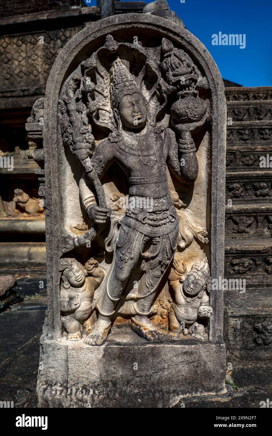 Una pietra di guardia all'ingresso del Vatadage, che fa parte del Quadrangolo presso l'antico sito di Polonnaruwa nello Sri Lanka. Foto Stock