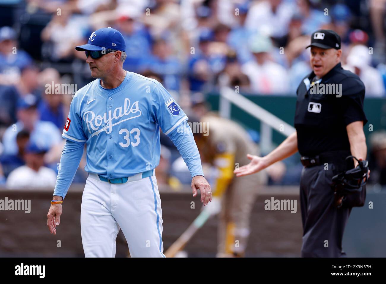 KANSAS CITY, Missouri - 1 GIUGNO: Il manager dei Kansas City Royals Matt Quatraro (33) reagisce dopo aver discusso una chiamata con l'arbitro di casa Andy Fletcher durante una partita della MLB contro i San Diego Padres il 1 giugno 2024 al Kauffman Stadium di Kansas City, Missouri. (Foto di Joe Robbins/immagine di Sport) Foto Stock