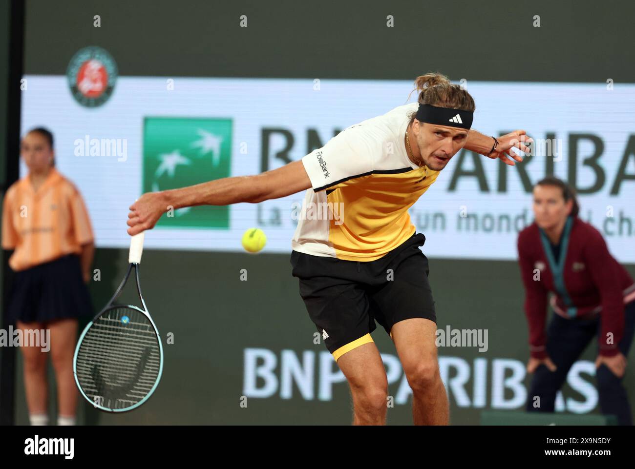 Parigi, Francia. 1 giugno 2024. Alexender Zverev, la quarta testa di serie tedesca, gioca contro Tallon Griekspoor dei Paesi Bassi durante la partita del terzo turno del French Tennis Open al Roland Garros di Parigi, in Francia, sabato 1 giugno 2024. Zverev ha vinto 3-6, 6-4, 6-2, 4-6, 7-6. Foto di Maya Vidon-White/UPI credito: UPI/Alamy Live News Foto Stock