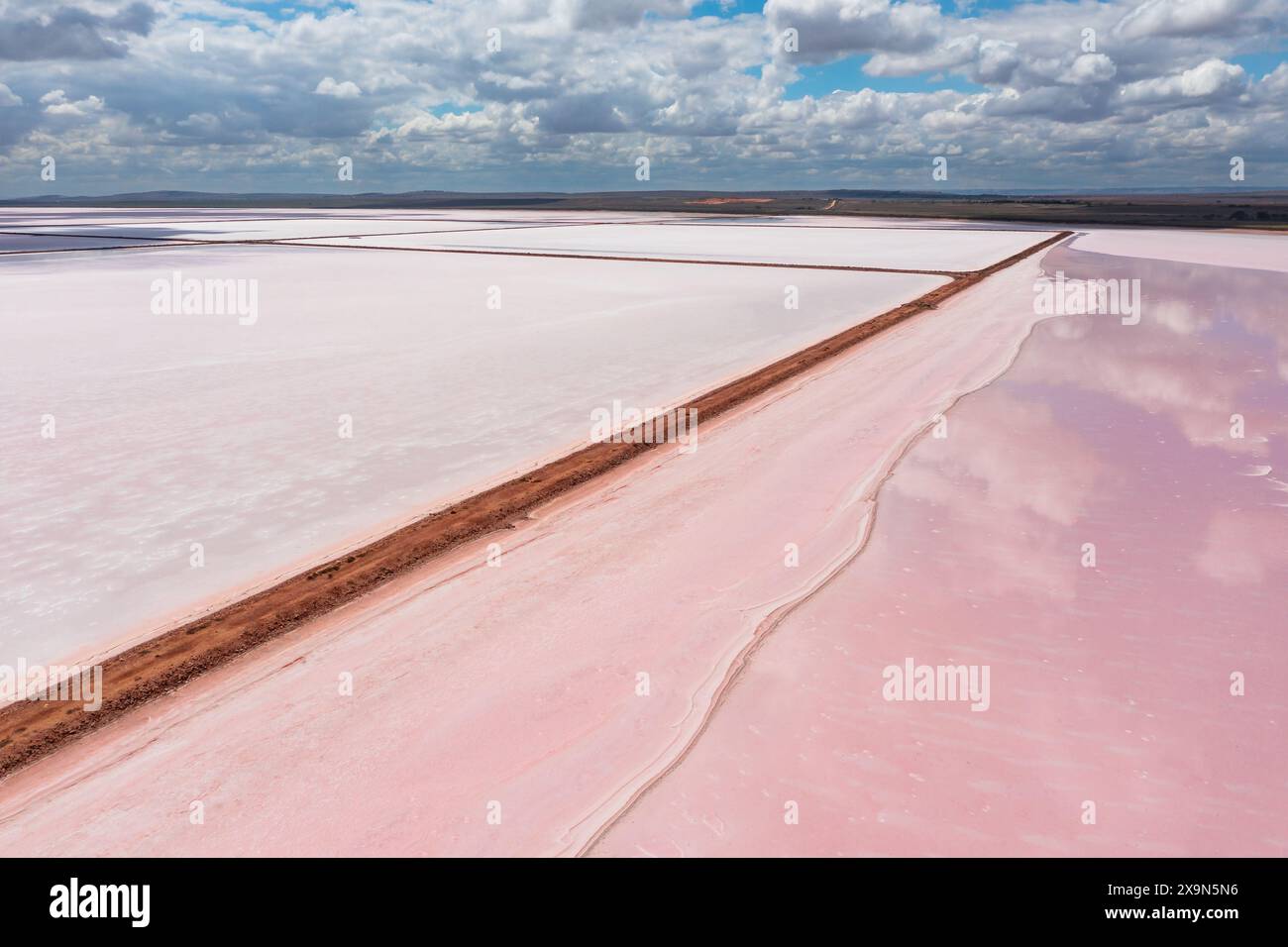 Vista aerea delle nuvole sulle rive del lago Salt Bumbunga a Lochiel nella Clare Valley dell'Australia meridionale Foto Stock