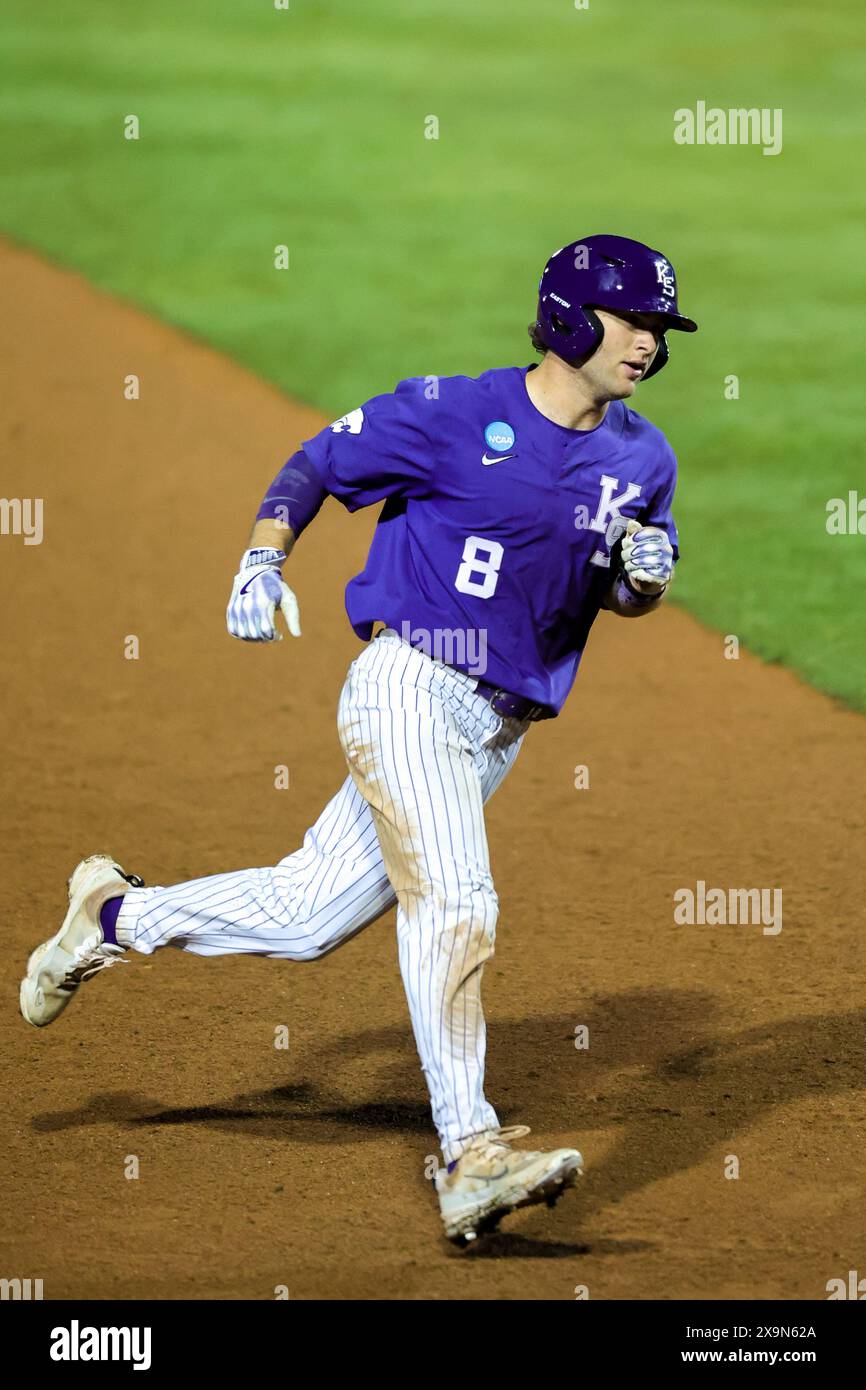 1 giugno 2024: Nick English #8 of Kansas State viene alle basi dopo un solo homer. Kansas State sconfisse Arkansas 7-6 a Fayetteville, AR. Richey Miller/CSM(immagine di credito: © Richey Miller/Cal Sport Media) Foto Stock
