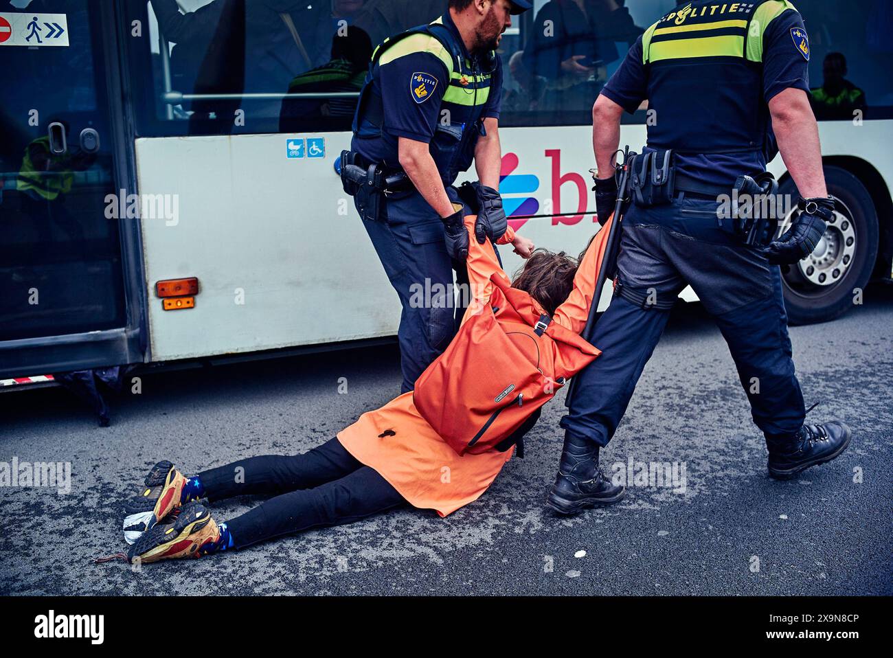 Un dimostrante viene trascinato all'autobus dalla polizia. Gli attivisti del gruppo d'azione Extinction Rebellion (XR) bloccano il ponte cittadino (De Overstuk) il 1° giugno. Si tratta di una delle azioni contro il possibile arrivo di una nuova centrale elettrica a Nijmegen che funzionerà a gas per anni. XR vuole che tutto questo finisca "immediatamente". Il sindaco di Nijmegen, Hubert Bruls, permise una marcia di protesta da parte di XR attraverso il centro di Nijmegen e annunciò in anticipo che avrebbe agito se uno dei ponti fosse stato bloccato. il ponte ferroviario è due ponti cittadini per il traffico. Il ponte Waal (1936) e l'Oversteek 2013. Foto Stock