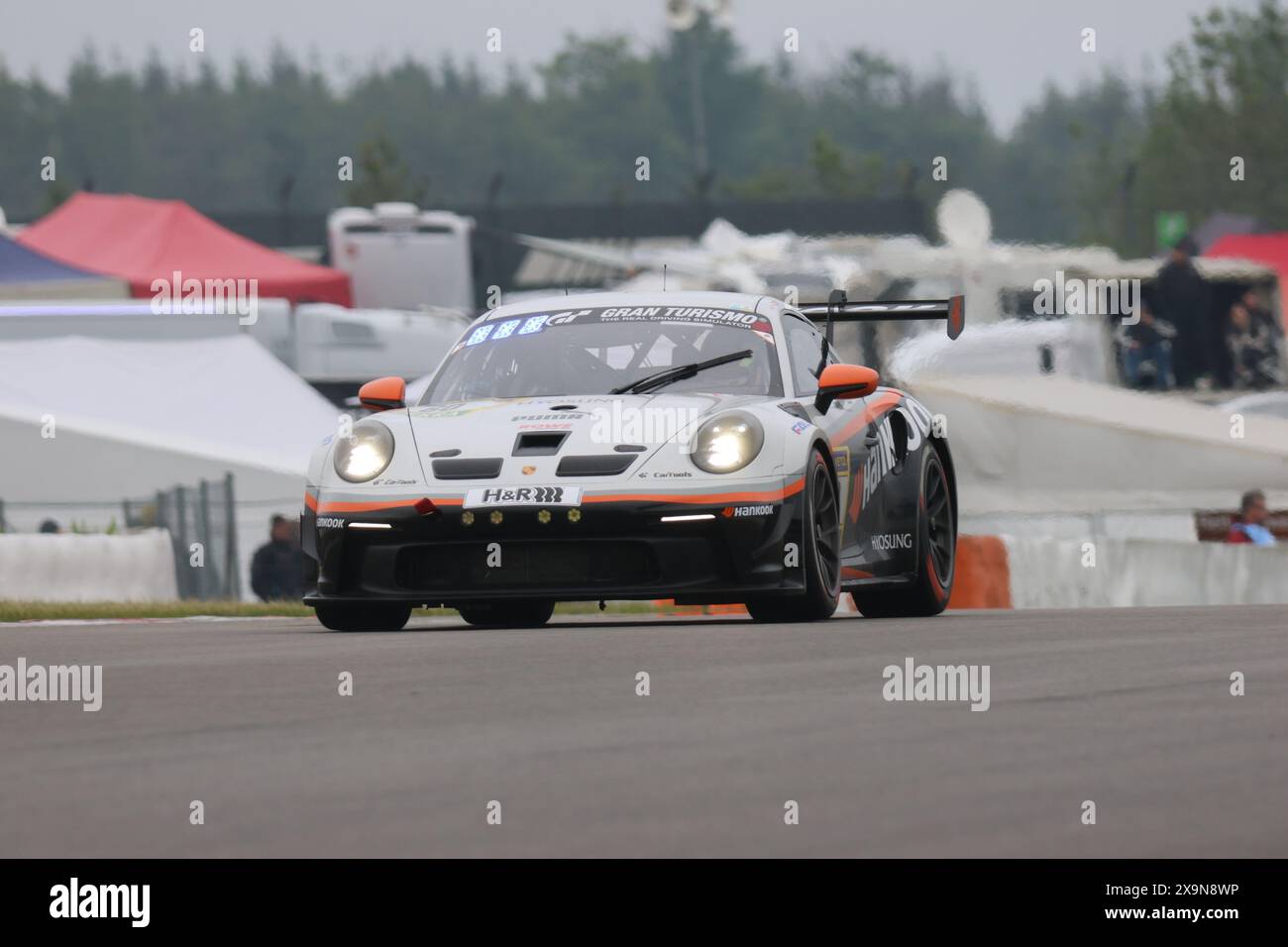 Recardo Bruins (Zwartemeer/NDL) / Steven Cho (Edmonton/CAN) / Jongkyum Kim (Suwon-si/KOR), #60, Porsche 911 GT3 Cup, Team: Hankook Competition (KOR), Motorsport, ADAC Ravenol 24H Rennen Nuerburgring, Nuerburg, 30.05.2024 - 02.06.2024, Samstag 01.06.2024 foto: Eibner-Pressefoto/Juergen Foto Stock