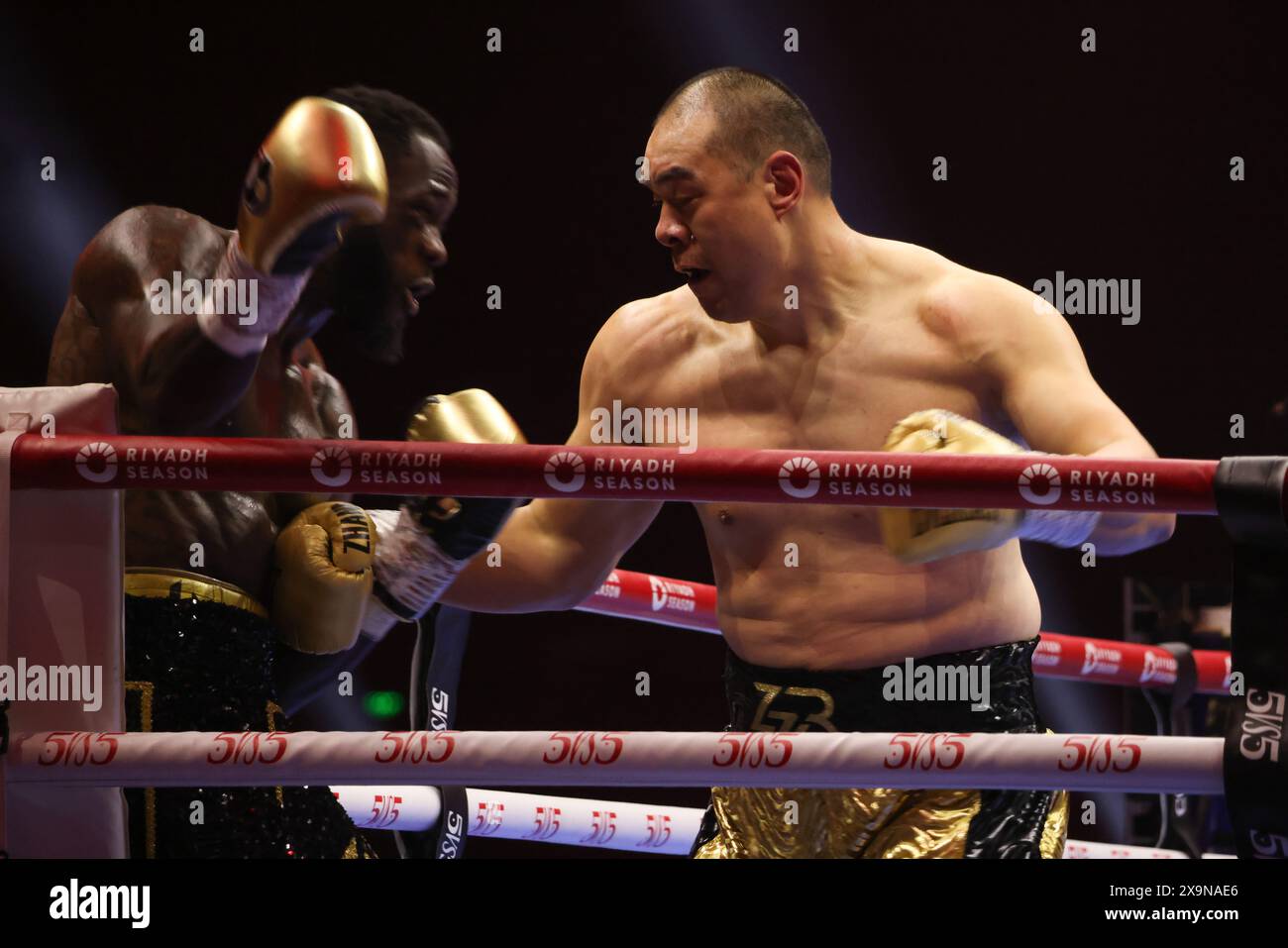 Riyadh, Arabia Saudita. 2 giugno 2024. Zhang Zhilei (R) della Cina combatte con Deontay Wilder degli Stati Uniti durante l'evento di pugilato 5VS5 a Riyadh, Arabia Saudita, 2 giugno 2024. Crediti: Wang Haizhou/Xinhua/Alamy Live News Foto Stock