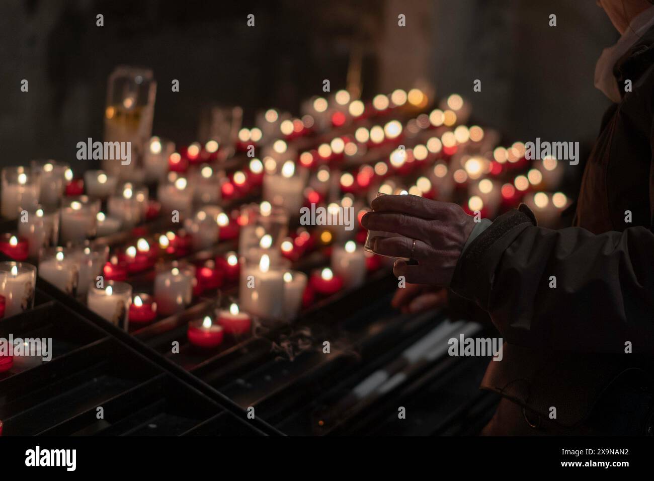 Candele in una chiesa Foto Stock