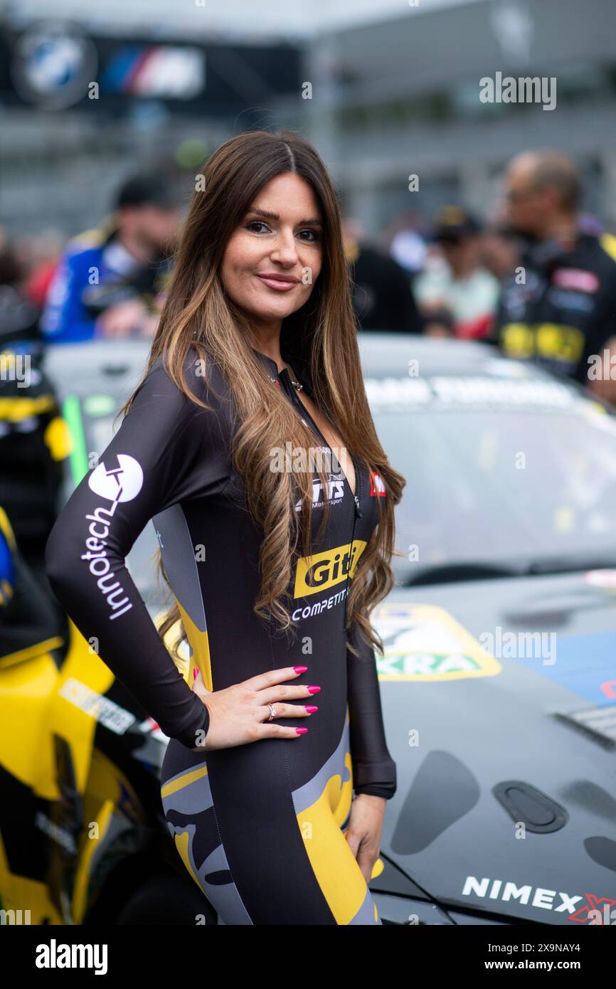 Grid Girl von Giti Tire in der Startaufstellung, GER, 52. ADAC Ravenol 24h Nuerburgring, 24 Stunden Rennen, 01.06.2024 foto: Eibner-Pressefoto/Michael Memmler Foto Stock