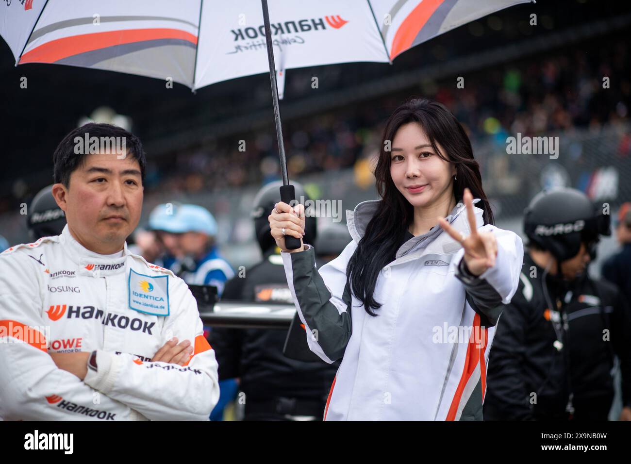 Gridgirl von Hankook in der Startaufstellung, GER, 52. ADAC Ravenol 24h Nuerburgring, 24 Stunden Rennen, 01.06.2024 foto: Eibner-Pressefoto/Michael Memmler Foto Stock