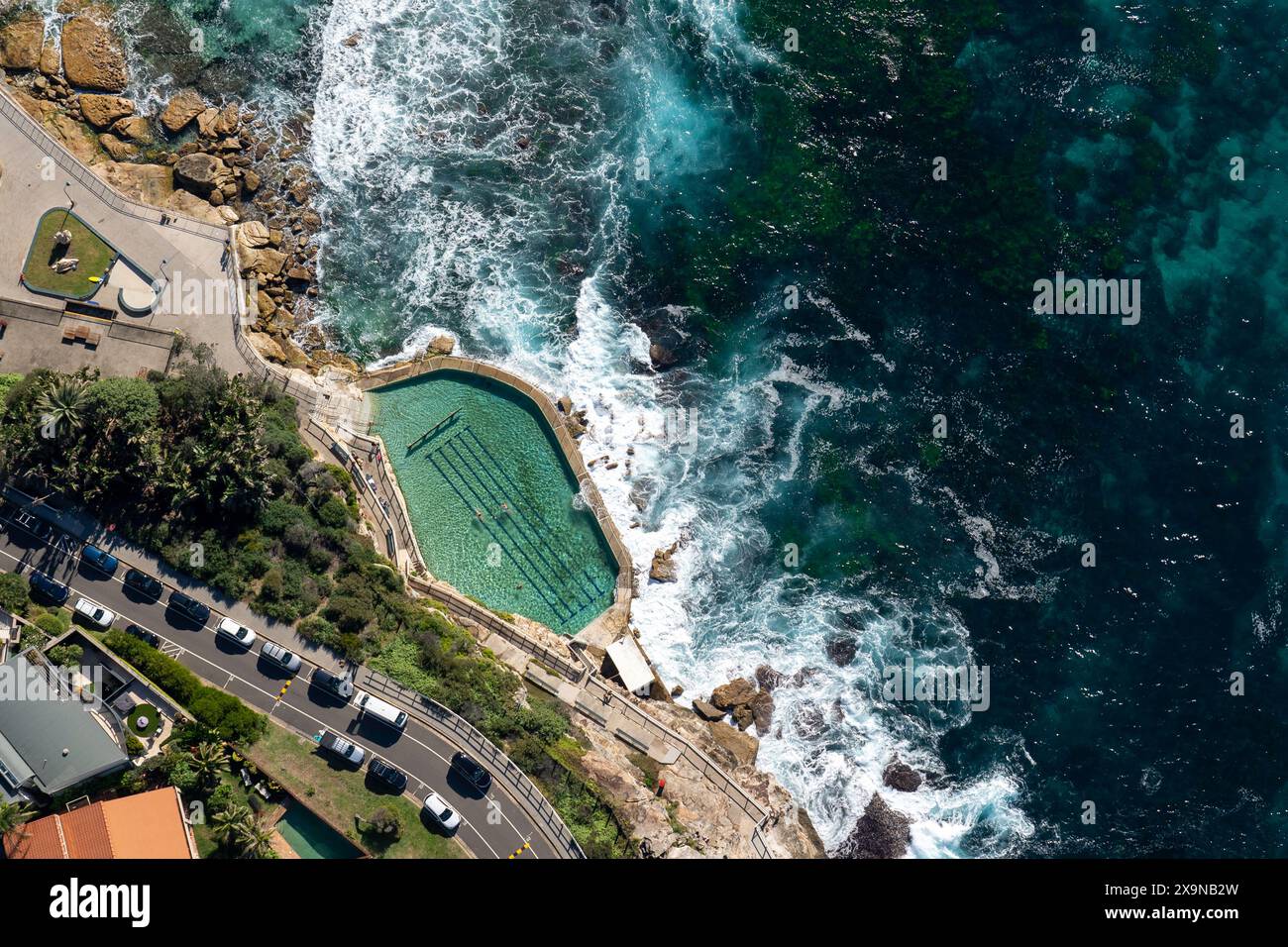 Vista aerea della piscina sull'oceano, vista dall'elicottero Foto Stock