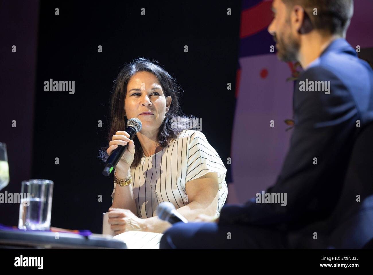 Bundesaussenministerin Annalena Baerbock li. Spricht am Samstag 01.06.2024 im Kesselsaal der Zentralheize in Erfurt mit Marc Frings re., Generalsekretaer des Zentralkomitees der deutschen Katholiken, waehrend der Veranstaltung des Katholikentags Frings fragt Annalena Baerbock - Wie geht wertegeleitete Aussenpolitik Aussenitik Aussété. Bis Sonntag werden beim Katholikentag rund 20,000 aktiv Teilnehmende erwartet. Der 103. Deutsche Katholikentag steht unter dem Leitwort Zukunft Hat der Mensch des Friedens aus Psalm 37. Siehe epd-Meldung vom 01.06.2024 SOLO PER USO EDITORIALE *** Ministro federale degli esteri Annalena Foto Stock