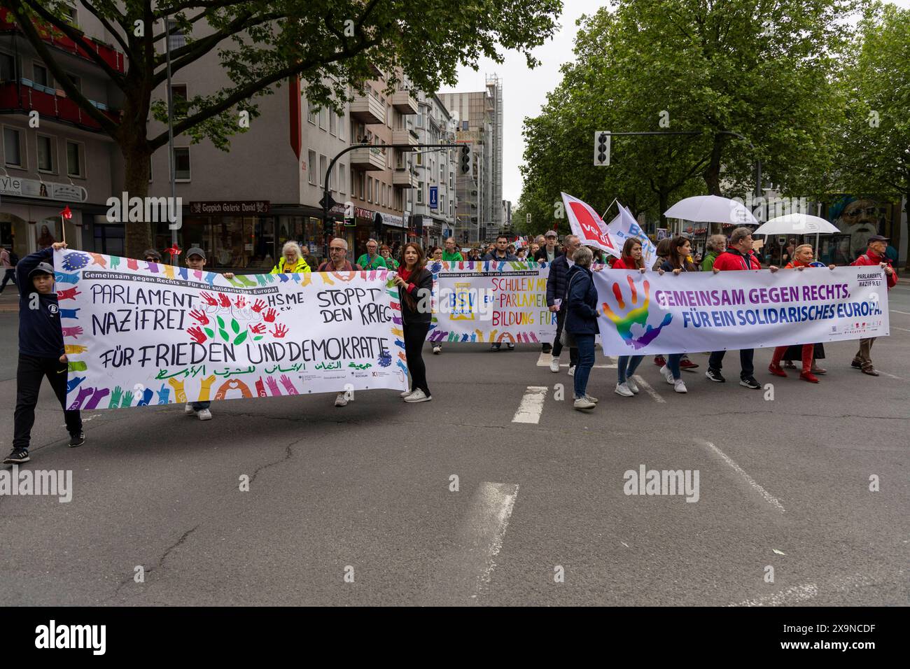 Dimostrazione Gemeinsam gegen Rechts a Bochum. 01.06.2024, EU, DEU, Deutschland, Nordrhein-Westfalen, Bochum: unter dem motto: Gemeinsam gegen Rechts zogen mehrere tausend Menschen vom Dr.-Ruer-Platz über die Luisenstraße, den Südring und die Viktoriastraße bis zum Hans-Schalla-Platz am Schauspielhaus. Die Gewerkschaften, Kirchen sowie Dutzende Bündnisse und Organisationen hatten zu der Demo aufgerufen, um sich gegen einen möglichen Rechtsruck bei der Europawahl AM 9. Juni zu positionieren. UE, DEU, Germania, Renania settentrionale-Vestfalia, Bochum: Sotto lo slogan insieme contro la destra , diversi Foto Stock