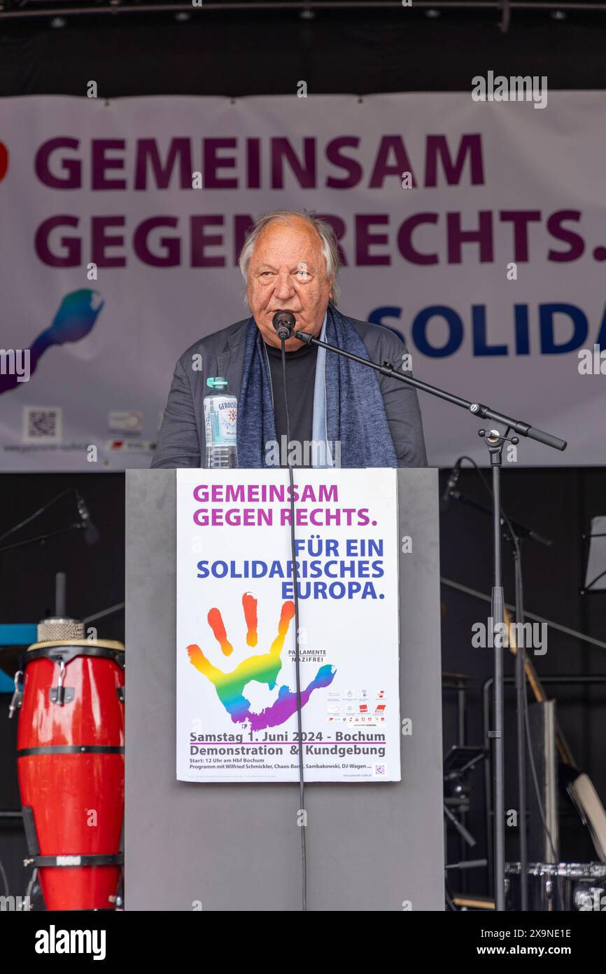 Dimostrazione Gemeinsam gegen Rechts a Bochum. 01.06.2024, EU, DEU, Deutschland, Nordrhein-Westfalen, Bochum: unter dem motto: Gemeinsam gegen Rechts zogen mehrere tausend Menschen vom Dr.-Ruer-Platz über die Luisenstraße, den Südring und die Viktoriastraße bis zum Hans-Schalla-Platz am Schauspielhaus. Die Gewerkschaften, Kirchen sowie Dutzende Bündnisse und Organisationen hatten zu der Demo aufgerufen, um sich gegen einen möglichen Rechtsruck bei der Europawahl AM 9. Juni zu positionieren. VOR dem Schauspielhaus fand ein Bühnenprogramm u.a. mit dem Kabarettisten Wilfried Schmickler statt. UE Foto Stock