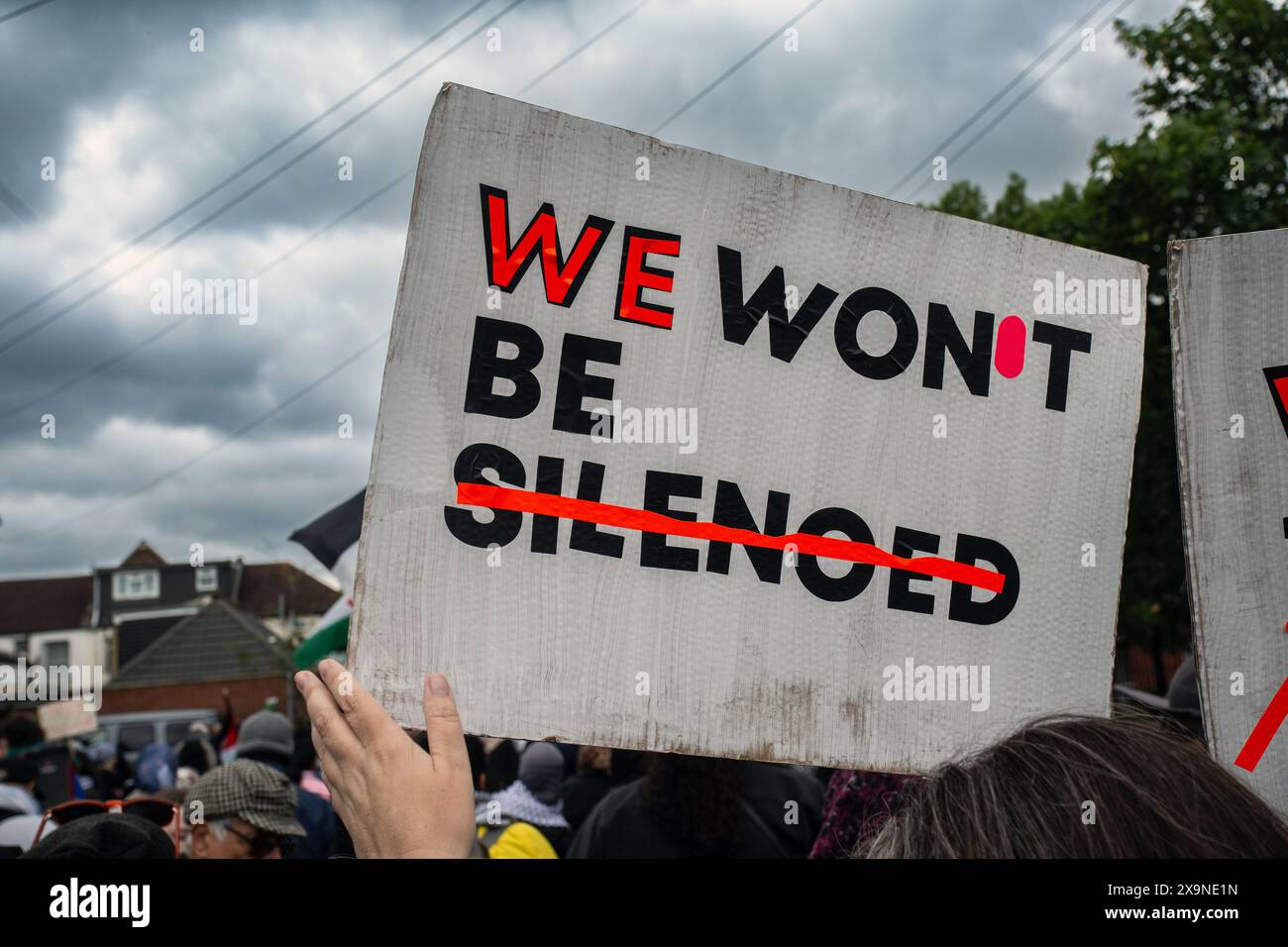 Donna con il cartello "We Will not be Silenced" in occasione della marcia di protesta nel Regno Unito. Foto Stock