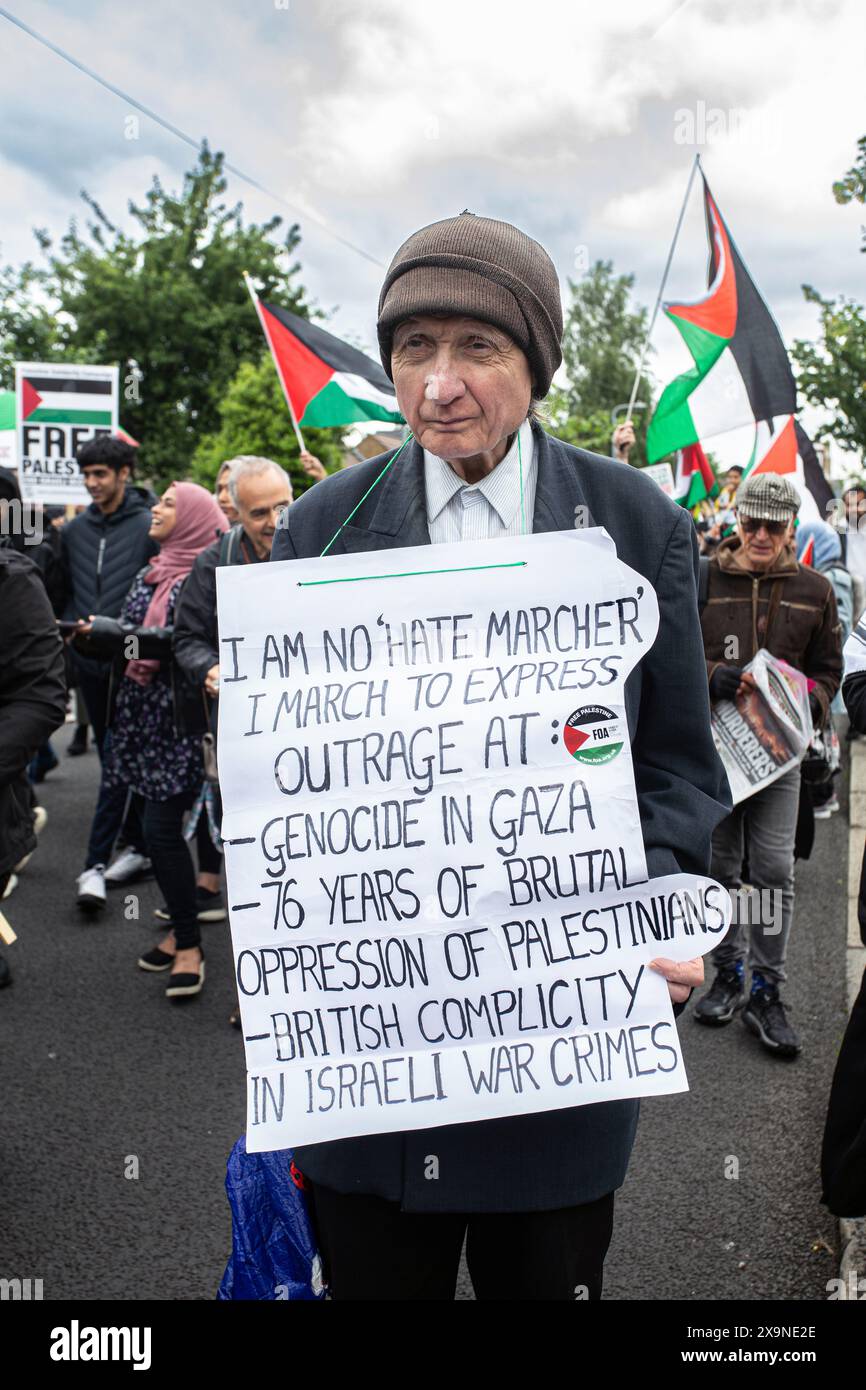 L'uomo ha un segno di protesta contro i crimini di guerra di Israele a Gaza, Londra, Regno Unito. Foto Stock