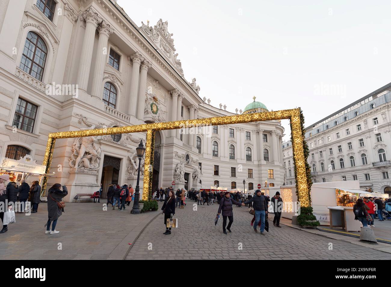 Vienna, Austria. 17 novembre 2018. Il terzo fine settimana di novembre i tradizionali mercatini di Natale di Vienna stanno aprendo le loro porte. L'immagine mostra il mercatino di Natale "k. u k. Weihnachtsmarkt" presso la Michaelerplatz Foto Stock