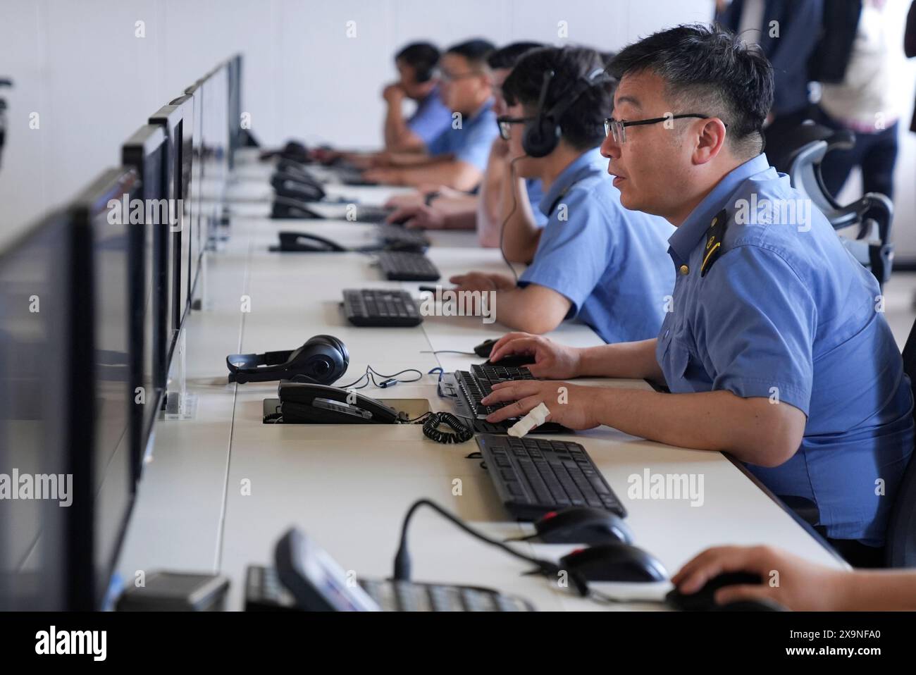 Horgos, la regione autonoma cinese dello Xinjiang Uygur. 29 maggio 2024. I membri del personale lavorano all'interno del centro di comando per la sicurezza della produzione presso la stazione di Horgos, China Railway Urumqi Group Co., Ltd., a Horgos, nella regione autonoma di Xinjiang Uygur, nel nord-ovest della Cina, 29 maggio 2024. PER ANDARE CON "meraviglioso Xinjiang: I treni merci Cina-Europa alimentano prosperità nella città di confine" credito: Wang Fei/Xinhua/Alamy Live News Foto Stock