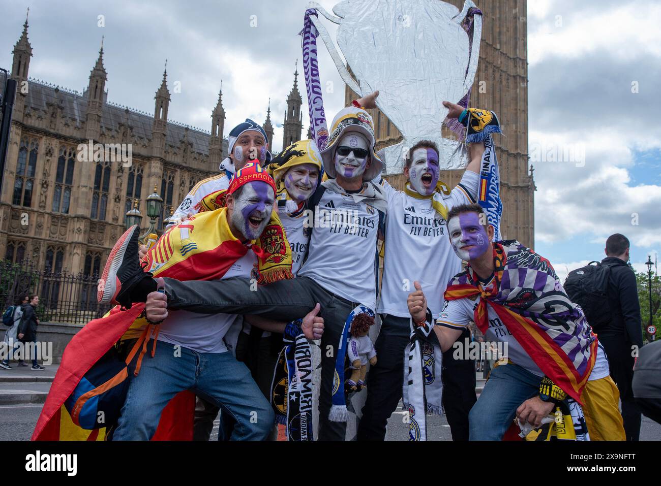 Londra, Regno Unito. 1 giugno 2024. I tifosi del Real Madrid posano per una foto con un finto trofeo della Champions League da parte del Parlamento di Londra, Regno Unito. Centinaia di migliaia di tifosi del Borussia Dortmund e del Real Madrid sono arrivati alla finale di UEFA Champions League a Londra. Credito: SOPA Images Limited/Alamy Live News Foto Stock