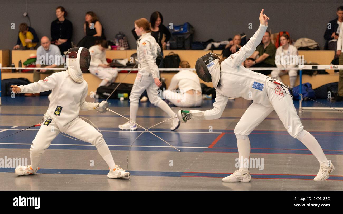 Losanna Svizzera, 06/02/2024: Saskia SCHOLEY (GBR) contro Elodie RAVELLI (sui) durante l'U14 European Epee Circuit Men and Women 2024. U14 European Epee Circuit Men and Women 2024 si è svolto alla Vaudoise Arena di Losanna. Crediti: Patrick Dancel/Alamy Live News. Foto Stock